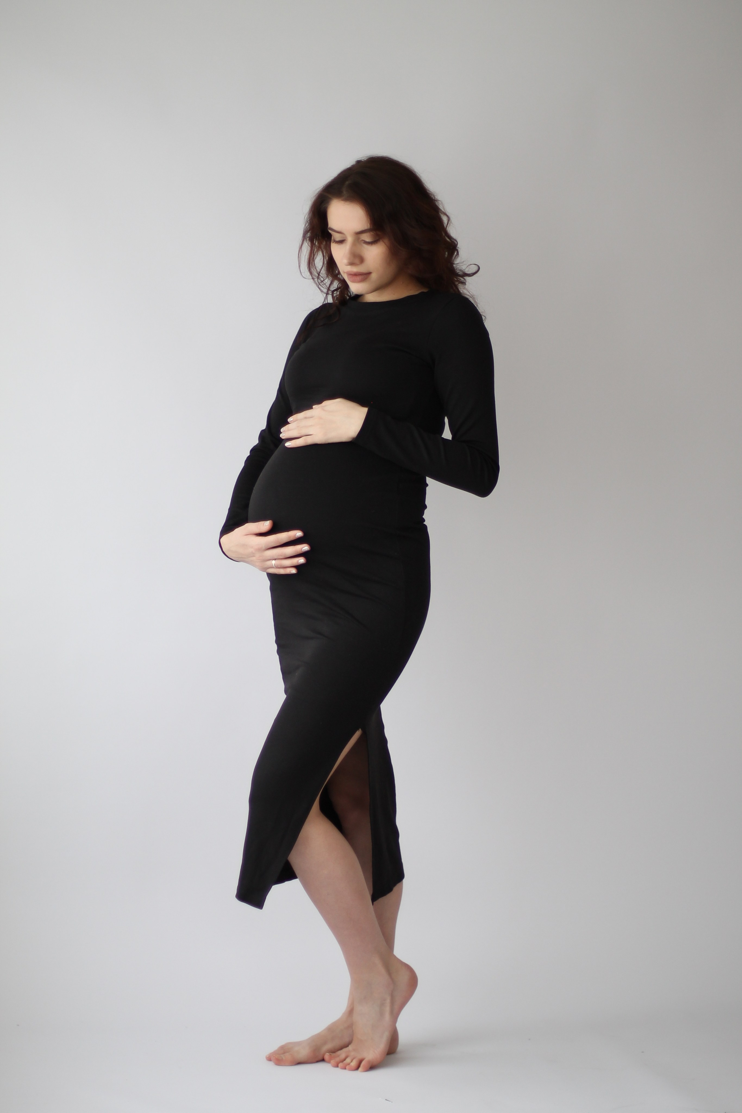 Фотосессия беременности, съёмка беременности в студии, беременная девушка в черном платье