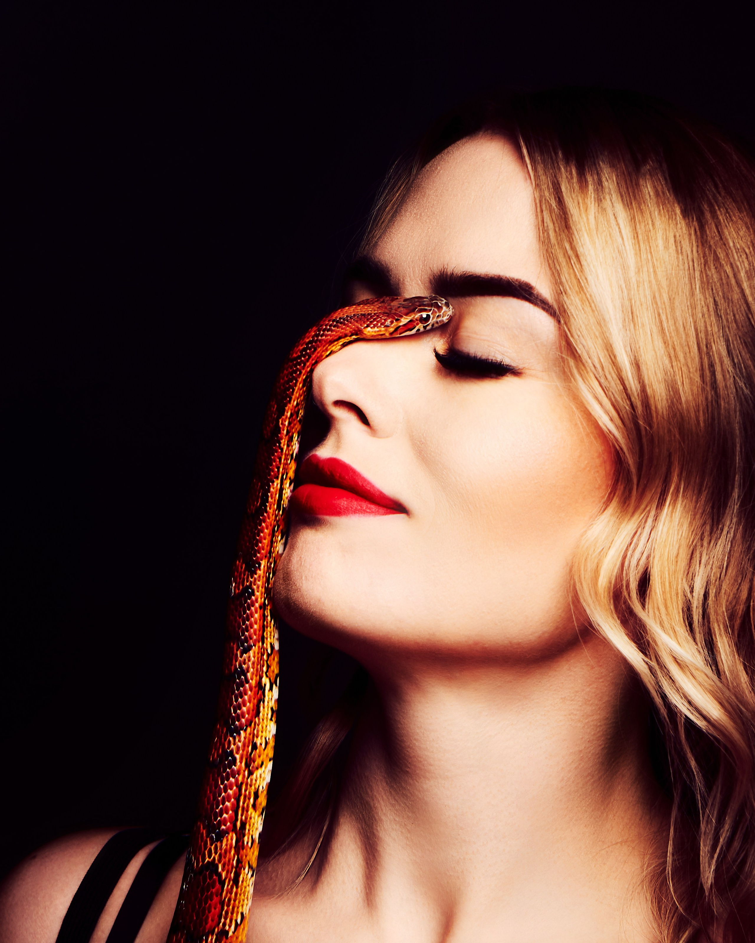 Фотосессия со змеёй в Москве — съёмки в студии с проверенными заводчиками. Портретный фотограф в Москве — Виктория Колышева