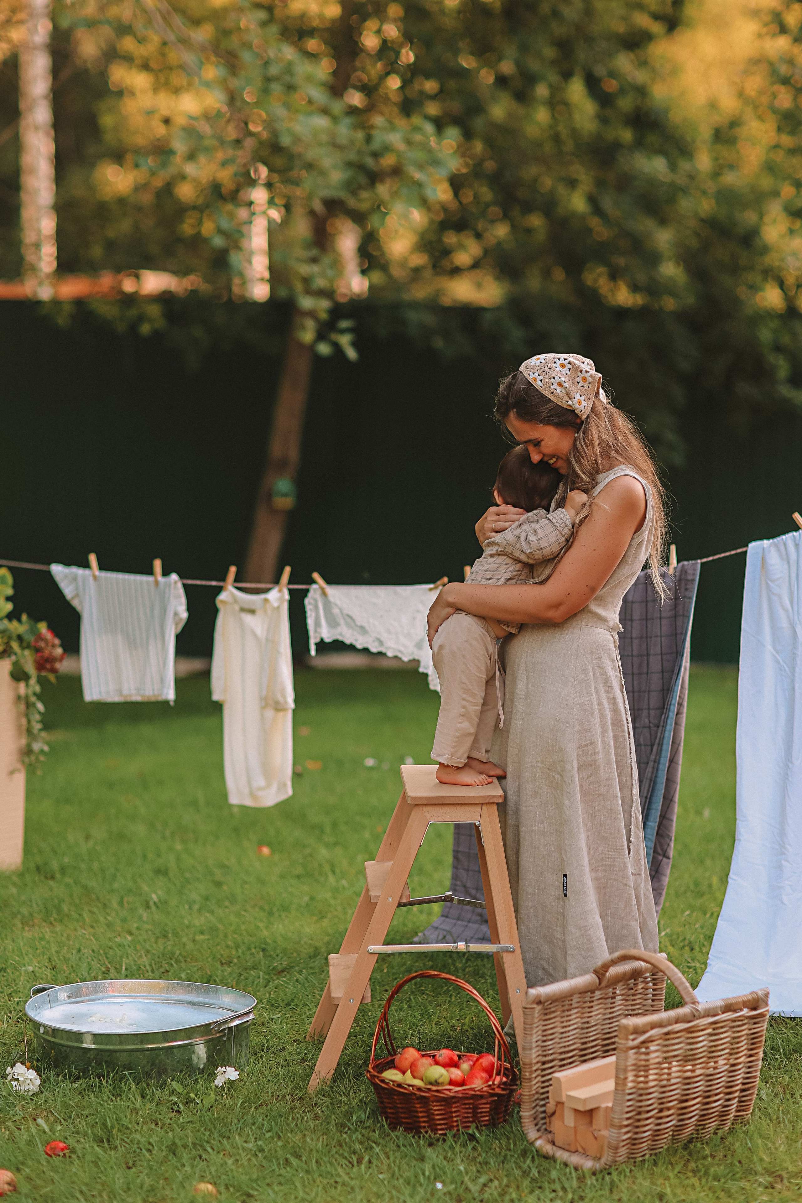 Стирка у дома. Семейный фотограф Тюмень, фотограф на роды Салмина Мария