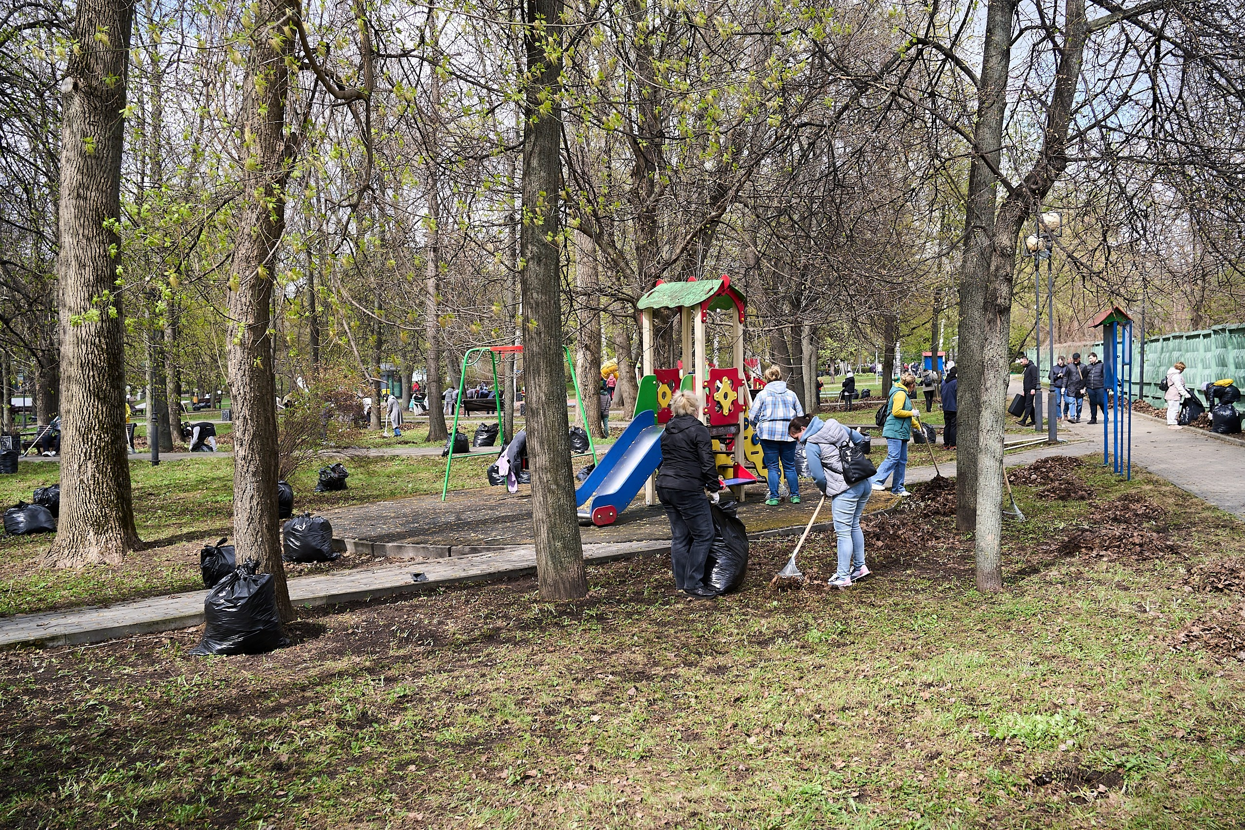 Субботник у Управления делами Мэра и Правительства Москвы. Фотограф и Видеограф в Москве. Олег Корушев
