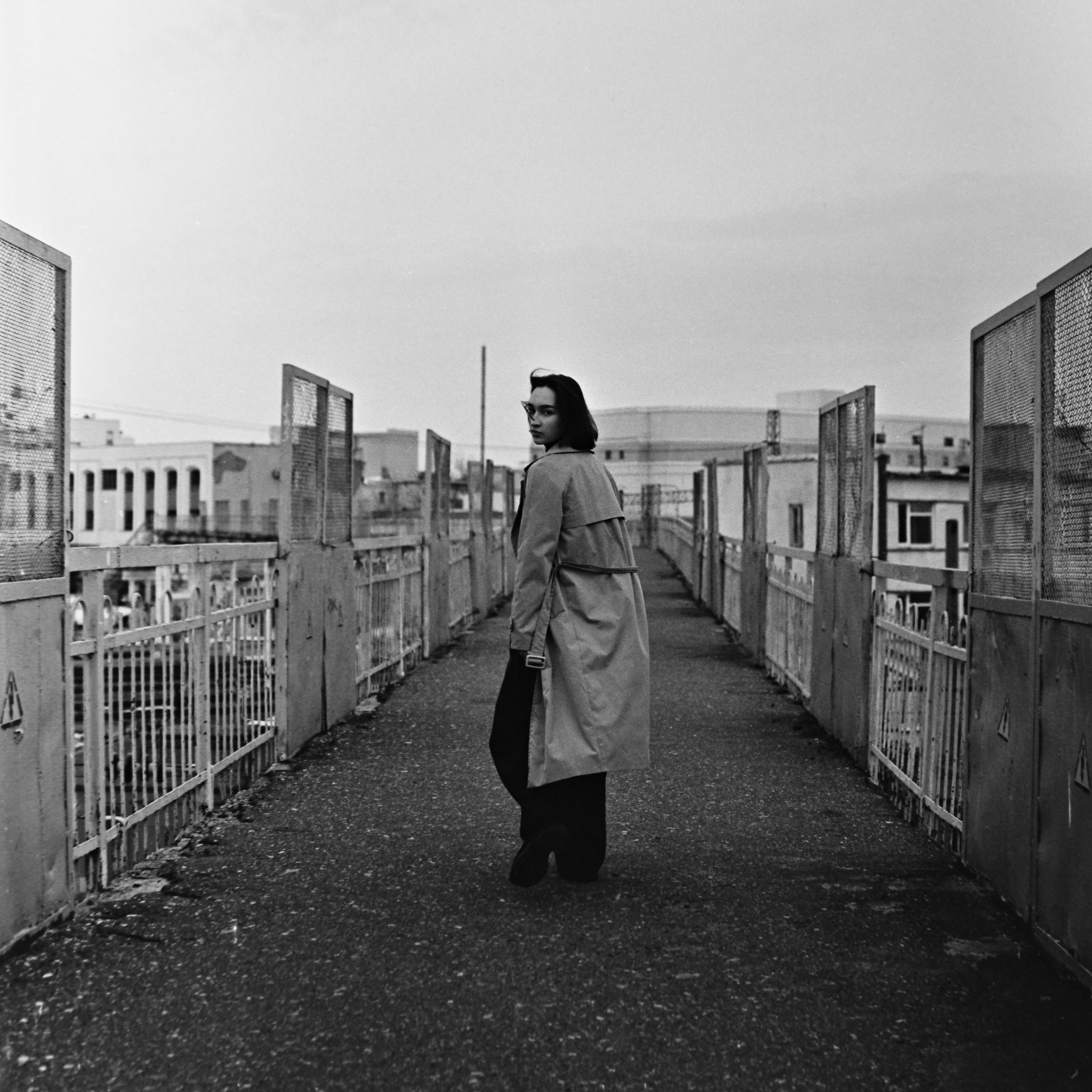 Портретная съемка в индустриальной части города на черно-белую пленку