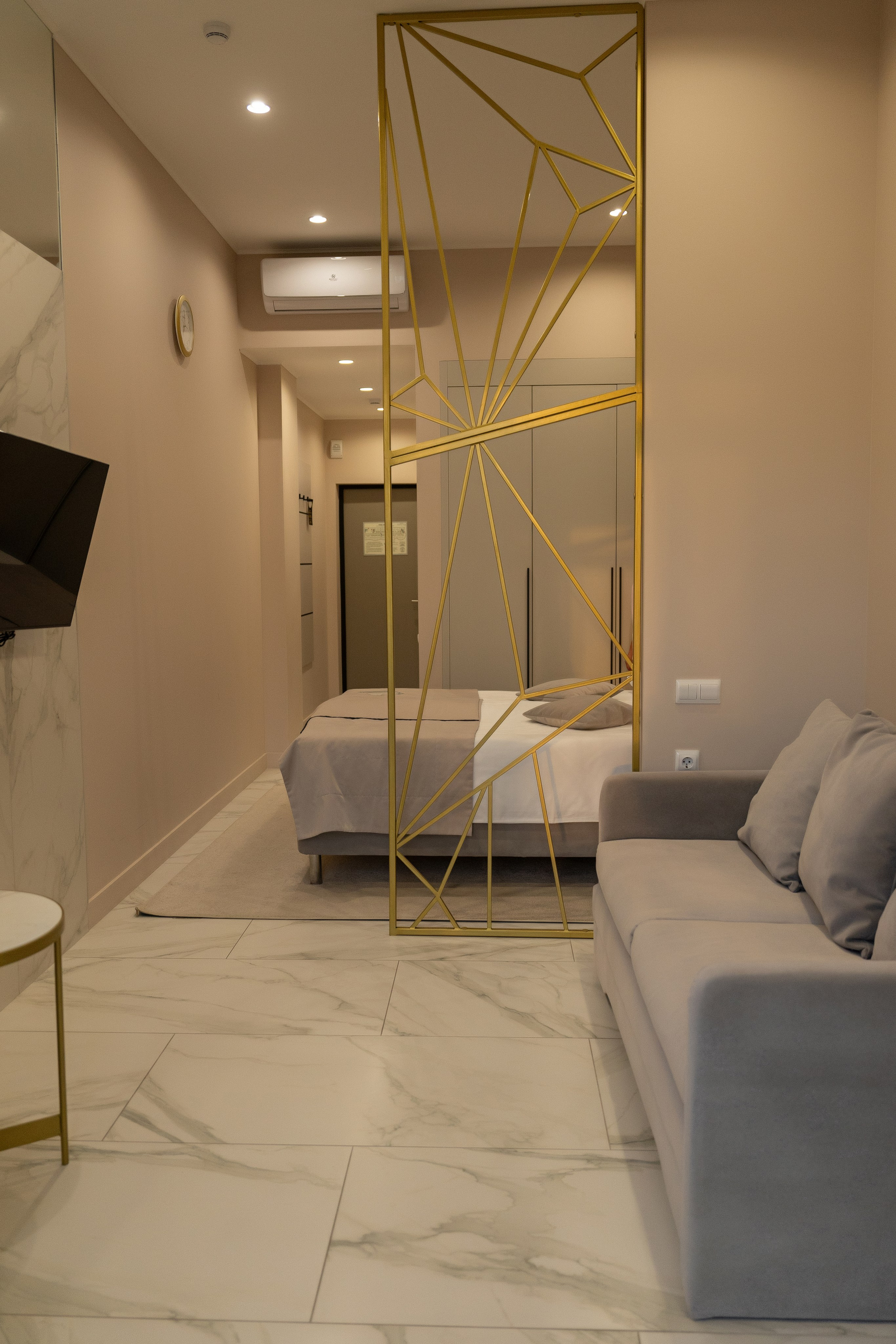 Mirror 4*. Фотограф и видеограф Елена Хмелевская