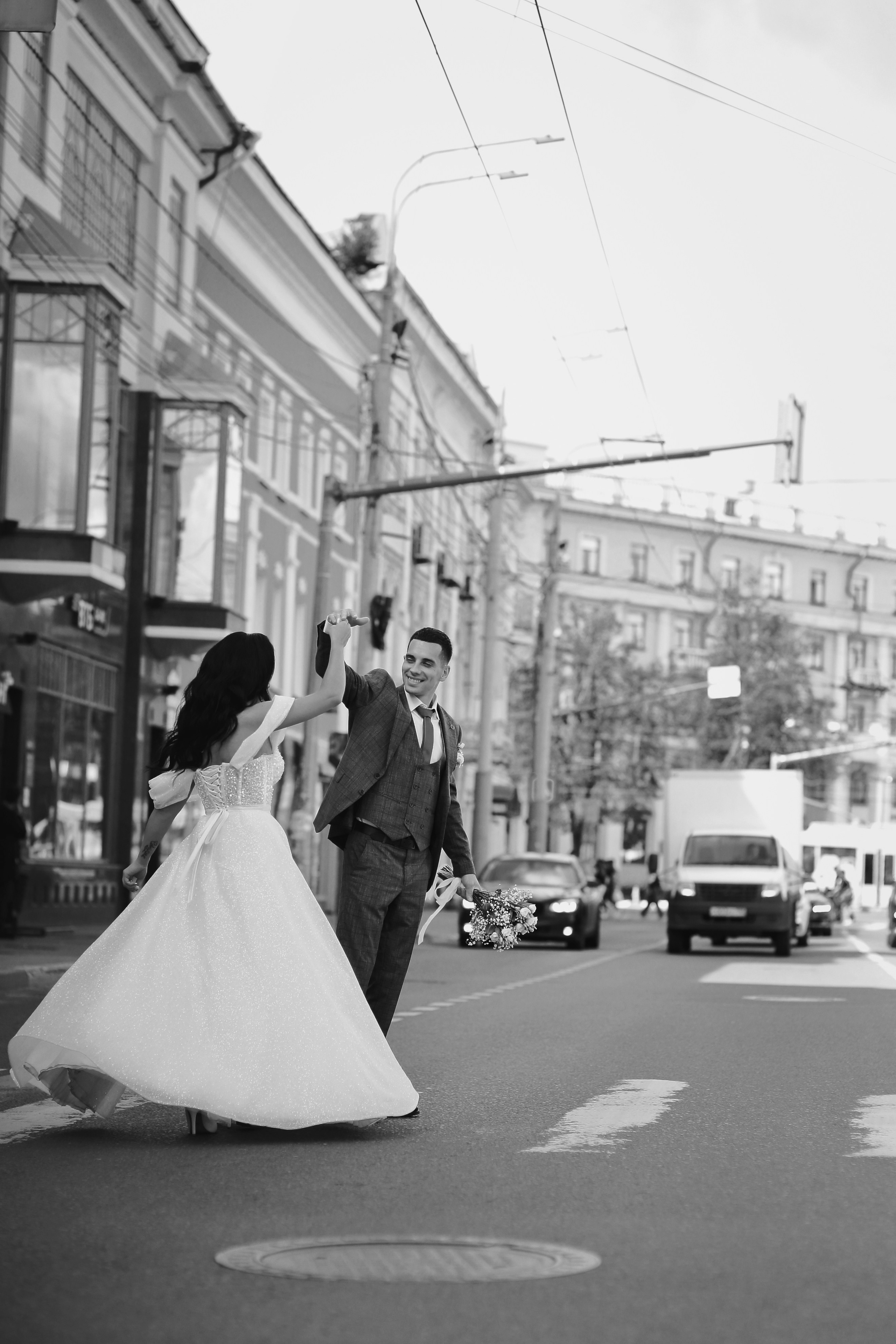 Съемка пары Марии и Ильи, гуляющих по городу. Свадебный и репортажный фотограф в Ярославле и Санкт-Петербурге Роман Микрюков
