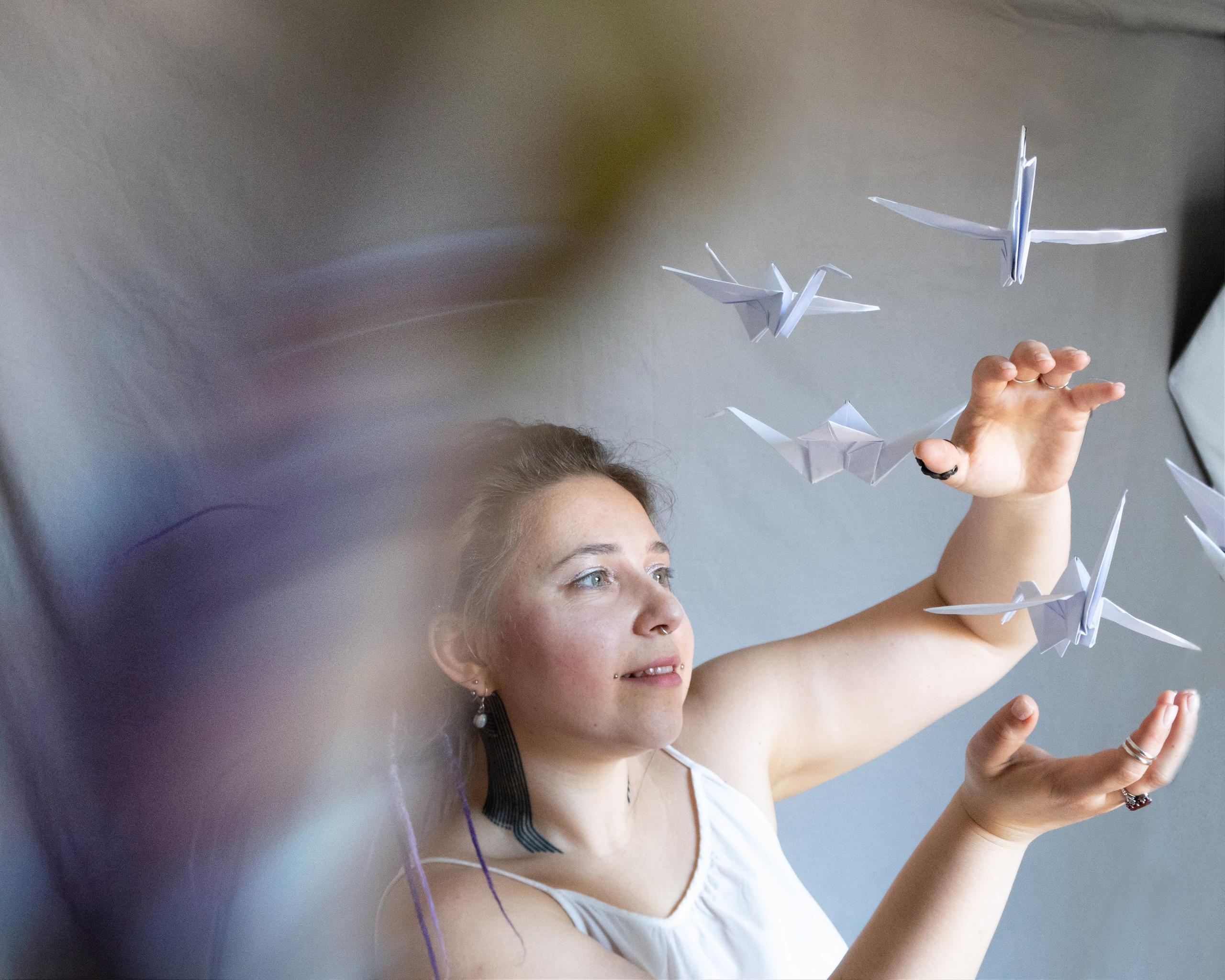 Foto ritratto della ragazza con uccelli