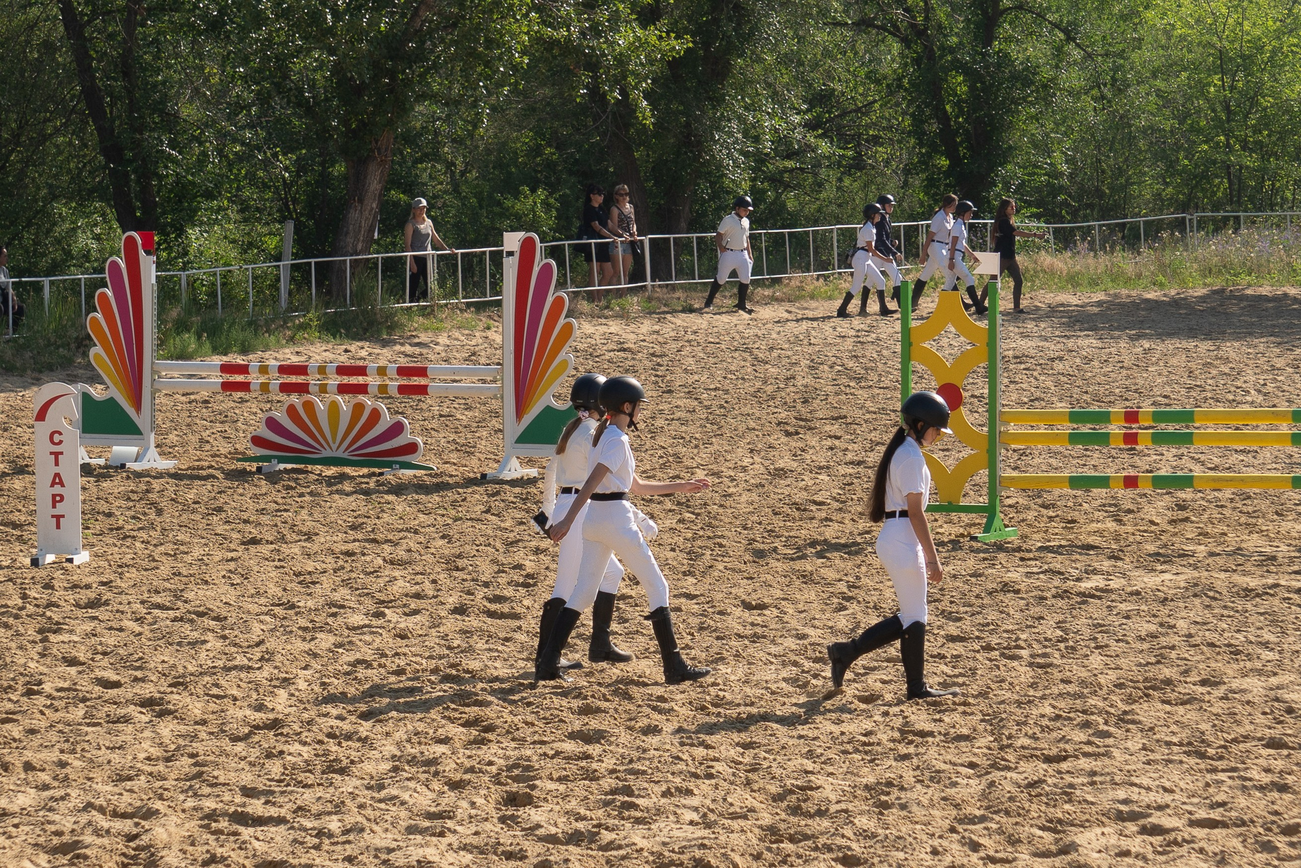 Разминка перед соревнованием по конкуру, Луганск, Кони, лошади, жокеи, ипподром, поле, песок, жокеи на ипподроме, поддержка спорта в ЛНР