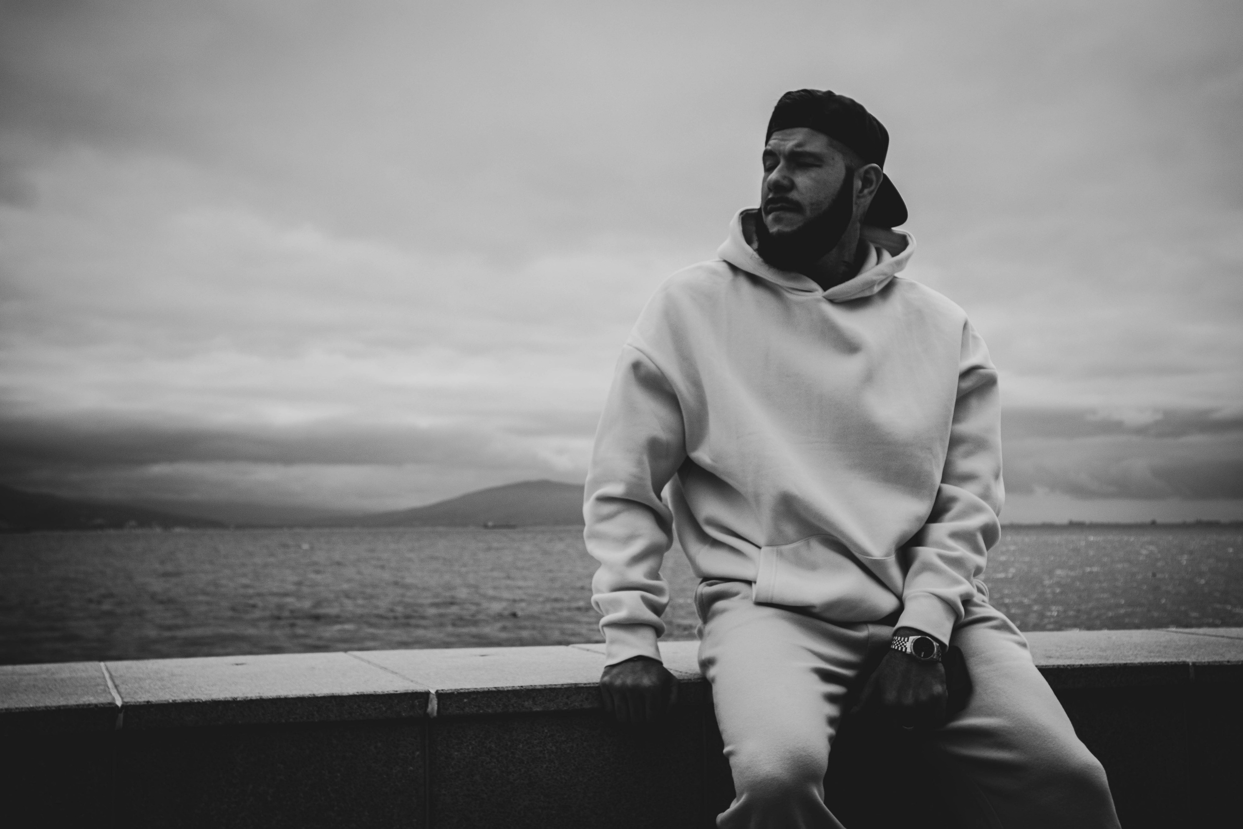 О. Уличный фотограф Города N