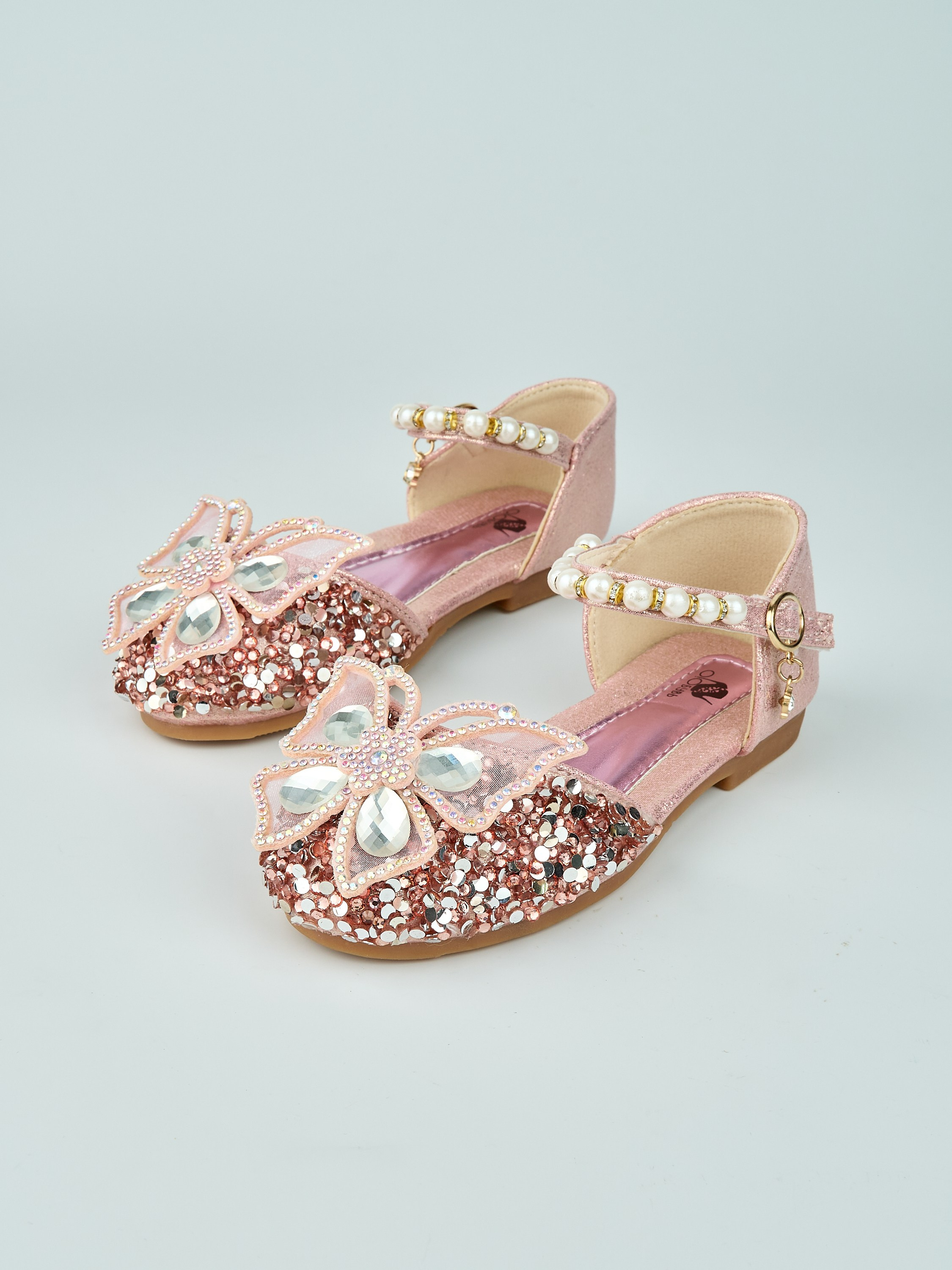 Каталожная фотосъёмка детских туфель для Wildberries