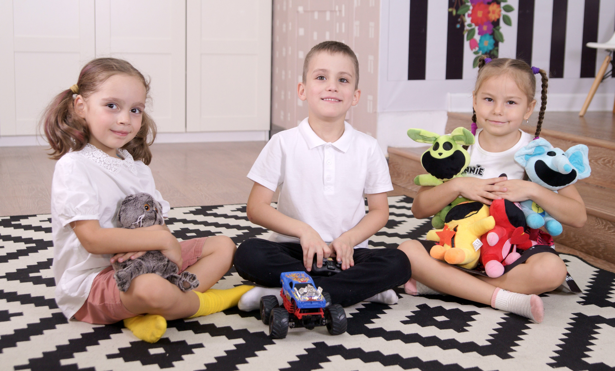 Фотосессия выпускников детского сада в игровой комнате - с игрушками на полу