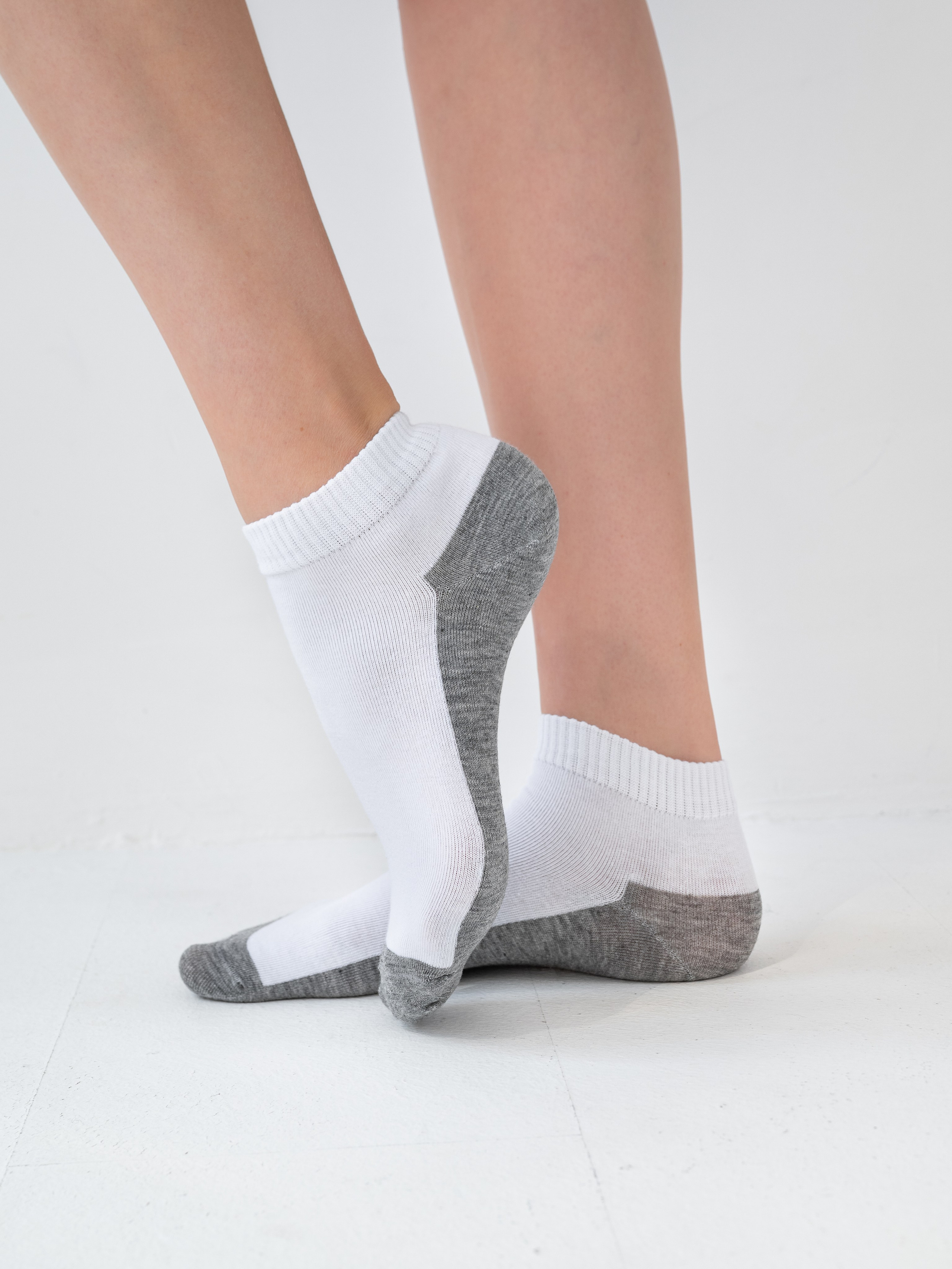 Носки съемка в студии (модель+предметка). Предметный фотограф, фото для маркетплейсов Пятигорск, КМВ