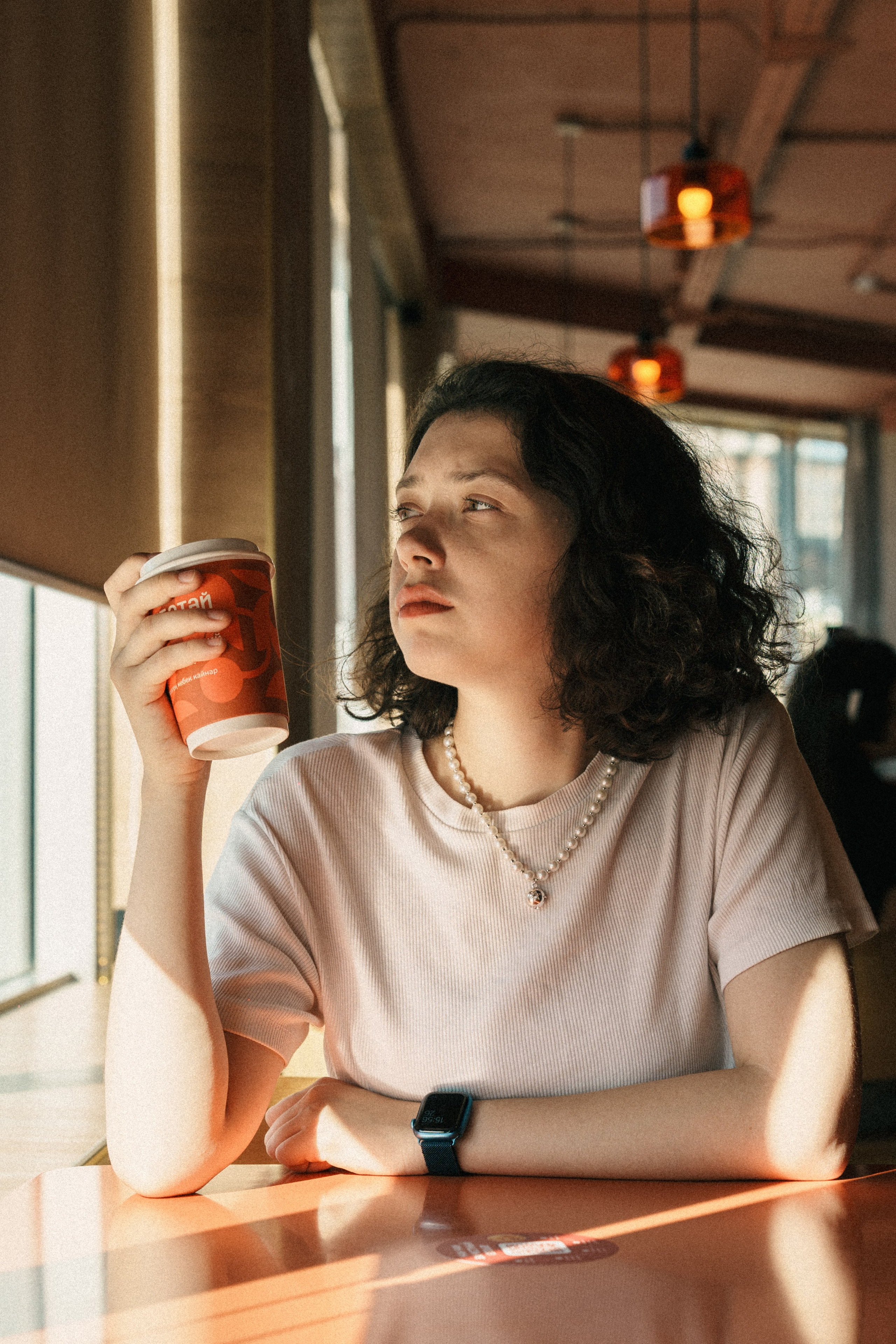 Женский образ в стиле fashion: модель в движении на нейтральном фоне.