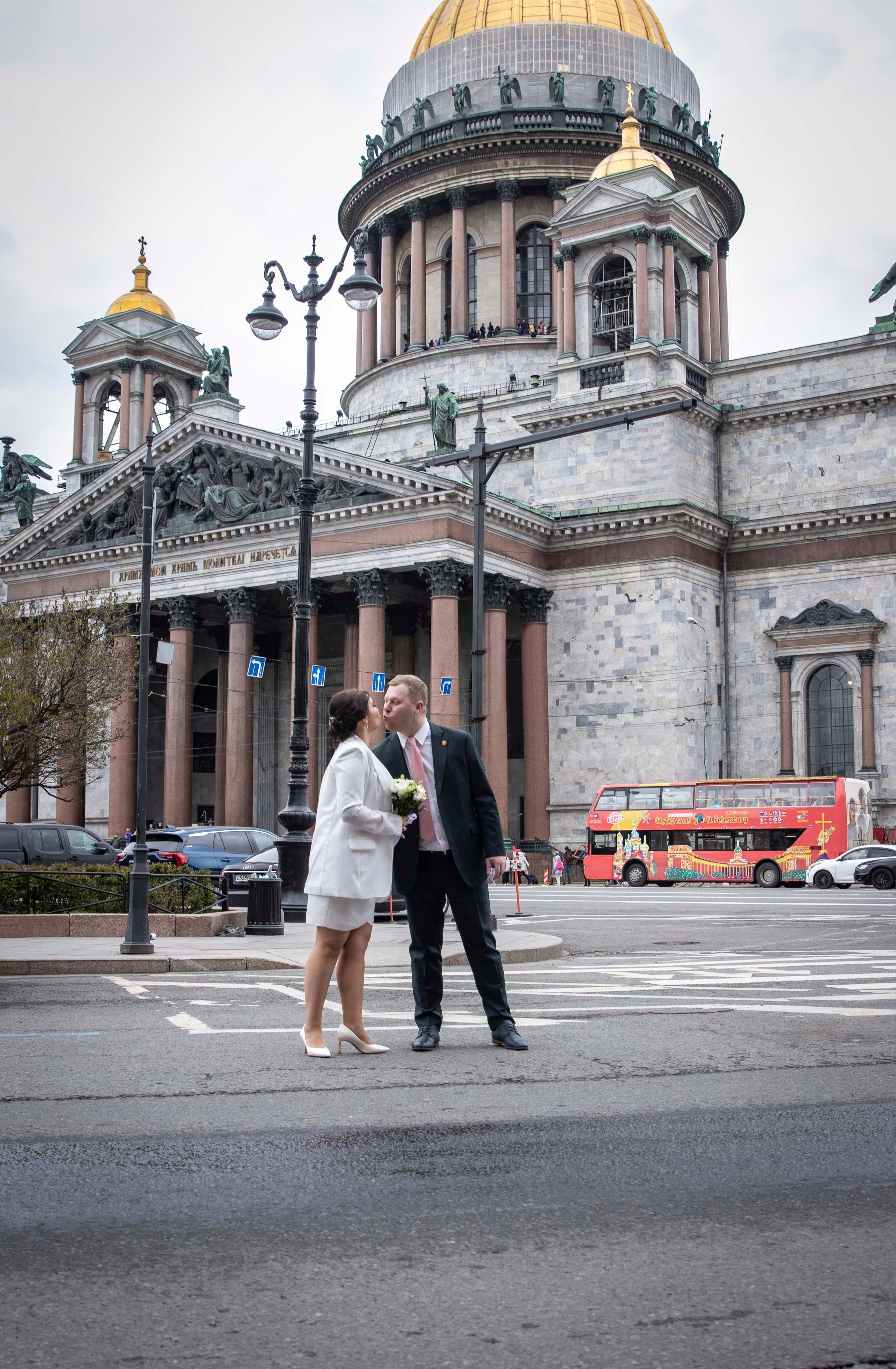 Свадебная фотосессия — ЗАГС и прогулка в день любви. Портретный фотограф в Санкт-Петербурге Савельева Ольга