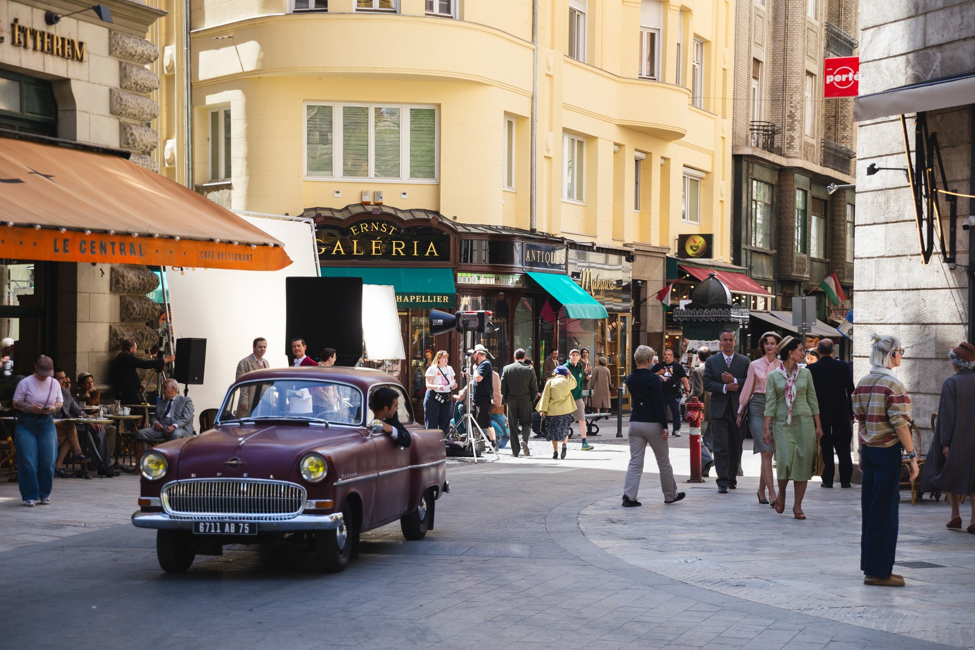 Dinner with Audrey. Behind the Scenes. Photographer in Budapest  — Yura Knyazev