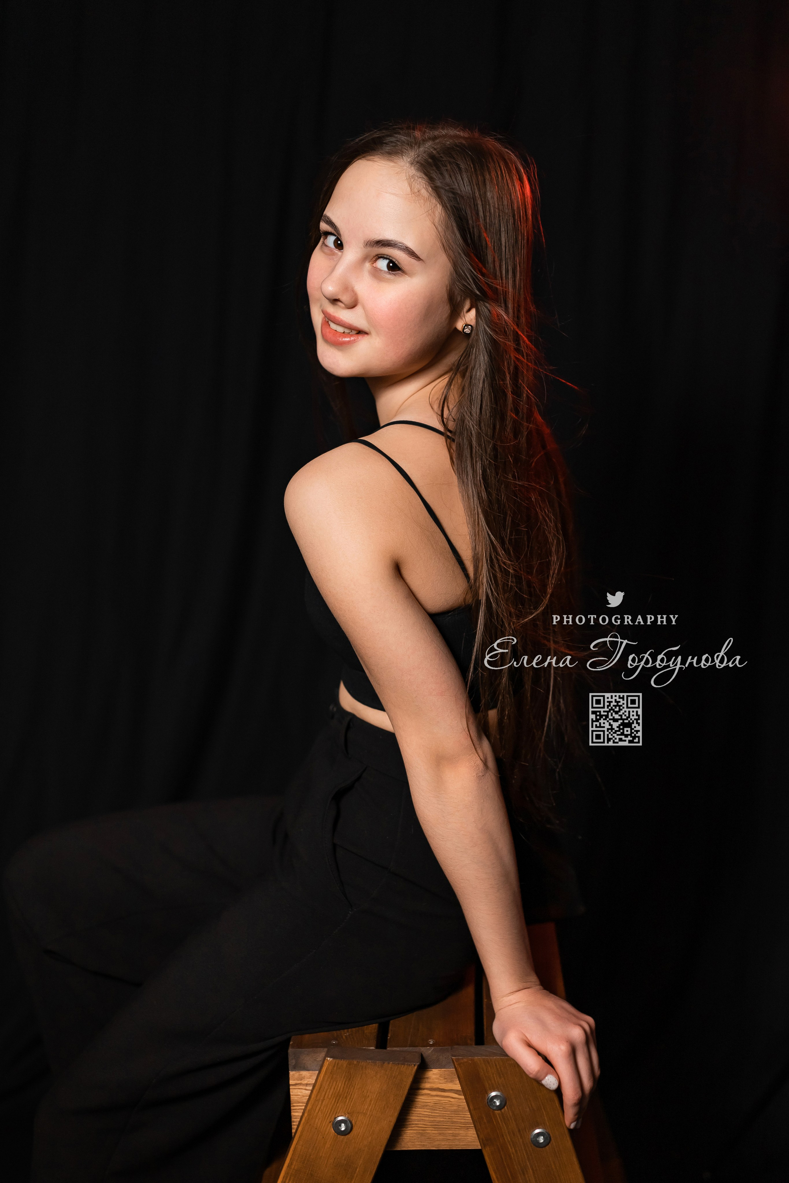 Моя студия. Полина и стул. Январь 2024. Фотограф Пермь. Свадьбы. Семья и дети, школа, д. сад. Фотокниги