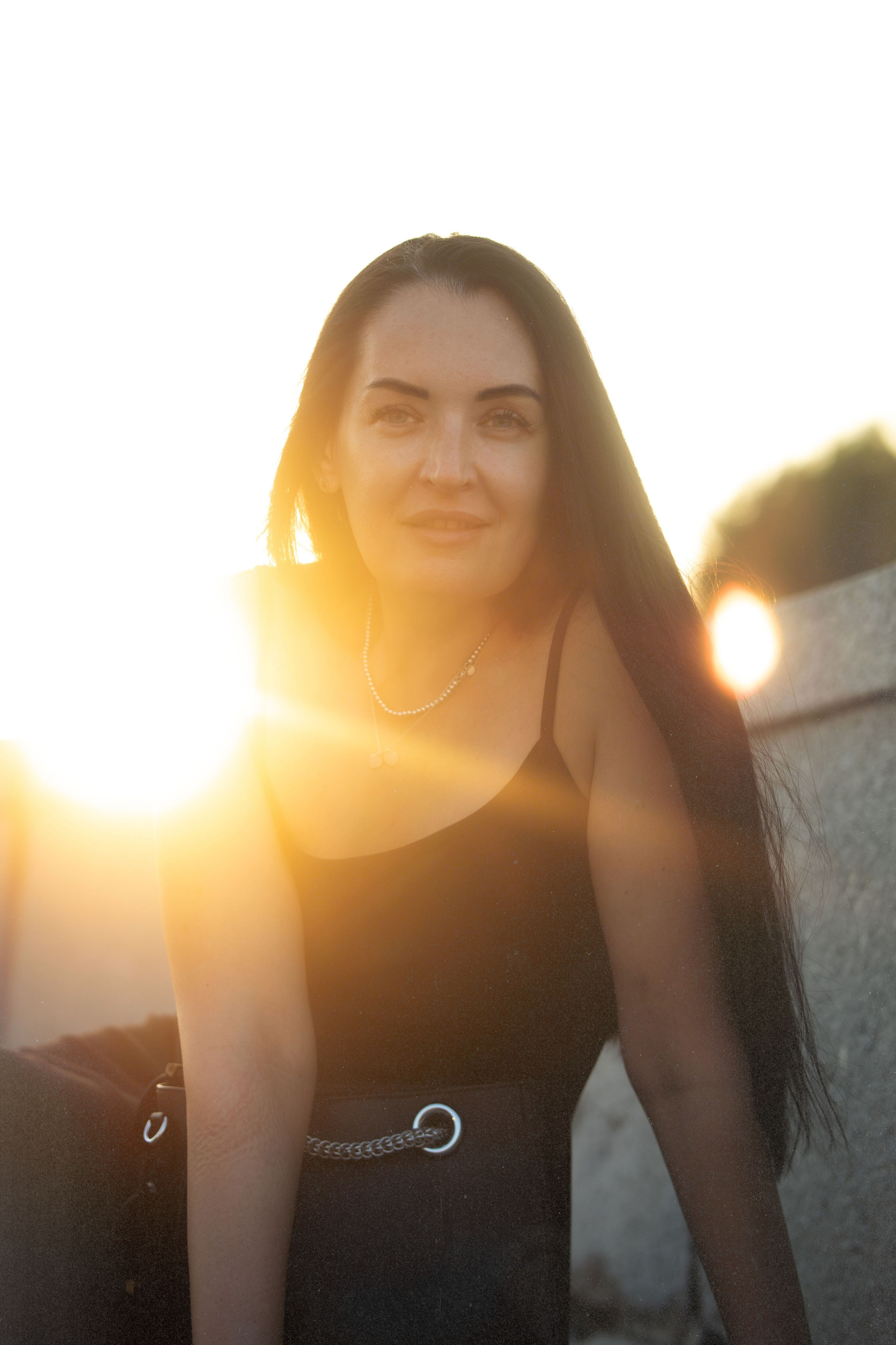 женский портрет на фоне заката