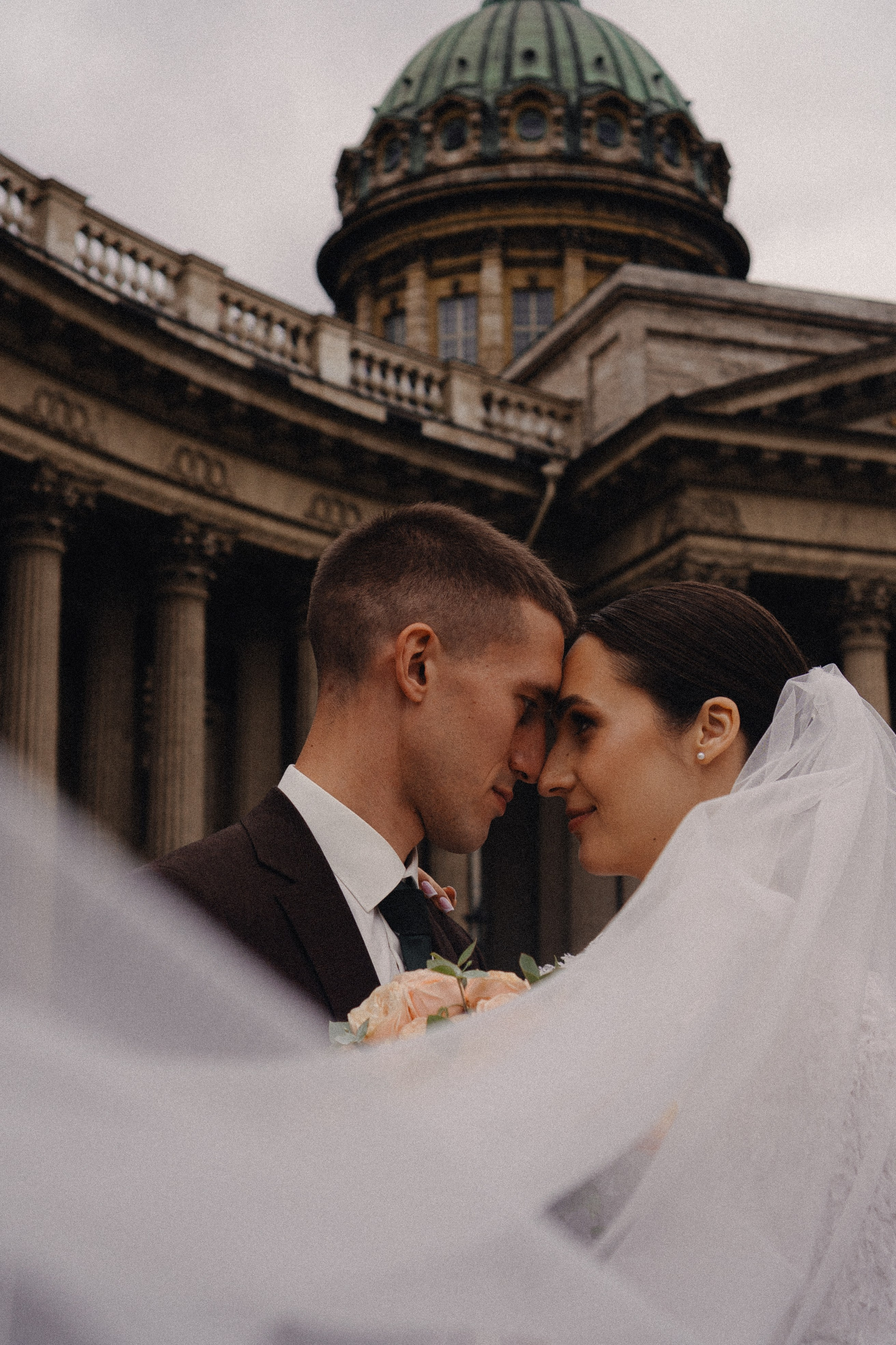 СВАДЕБНАЯ ПРОГУЛКА В САНТК-ПЕТЕРБУРГЕ (ИСАКИЕВСКИЙ СОБОР, ЗИМНЯЯ КАНАВКА, ЭРМИТАЖ И БОЛЬШАЯ МОРСКАЯ УЛИЦА). Профессиональный фотограф, Санкт-Петербург — Виктория Богомолова