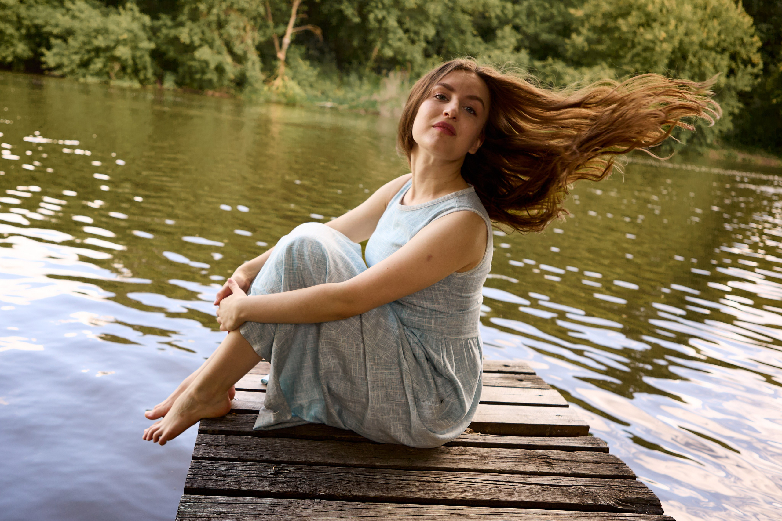 фотосессия девушки на пирсе с развевающимися волосами