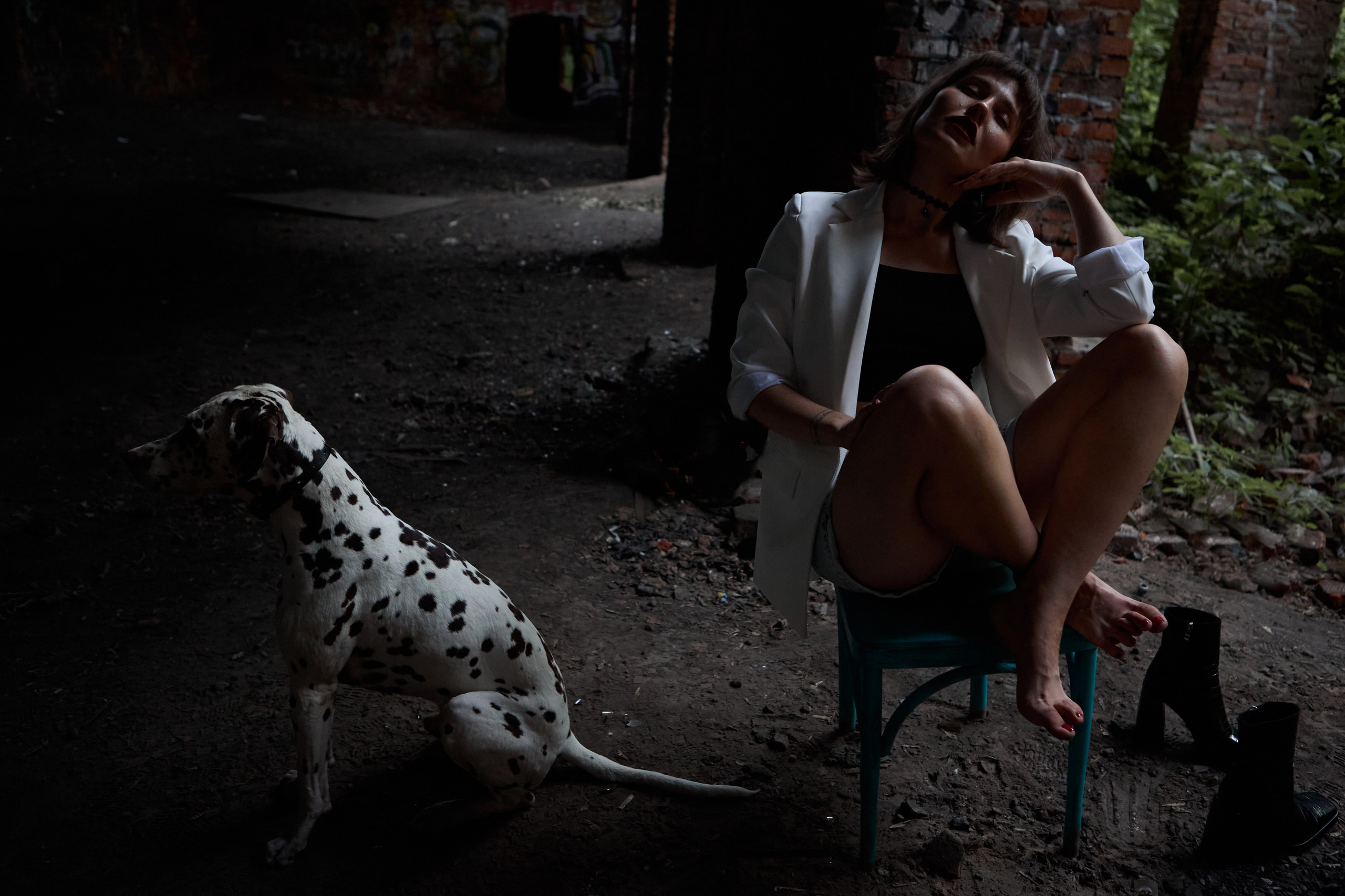 девушка с собакой на заброшенной конюшне в подольске