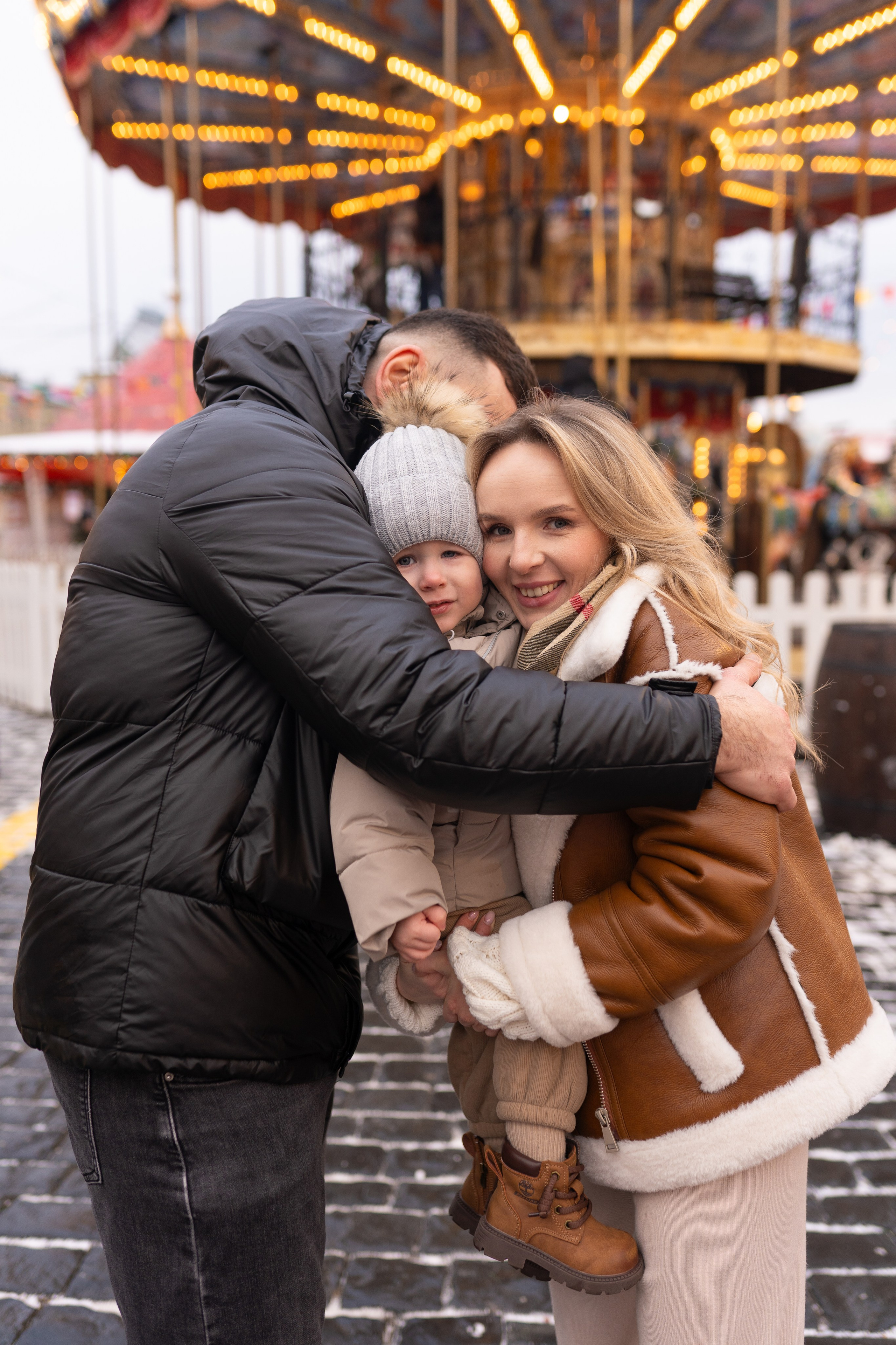 Павел, Егор и Наталия на ГУМ Ярмарке. Свадебный фотограф в Москве Анна Полушина