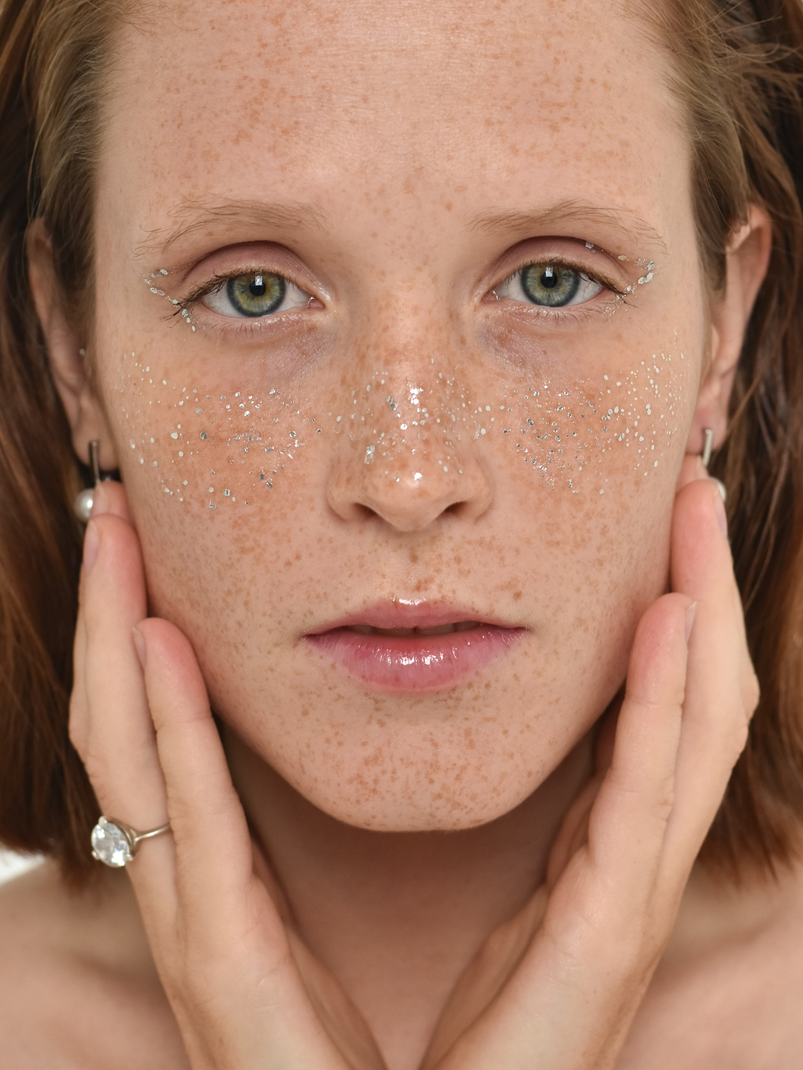 Портрет рыжей девушки с веснушками и зелеными глазами