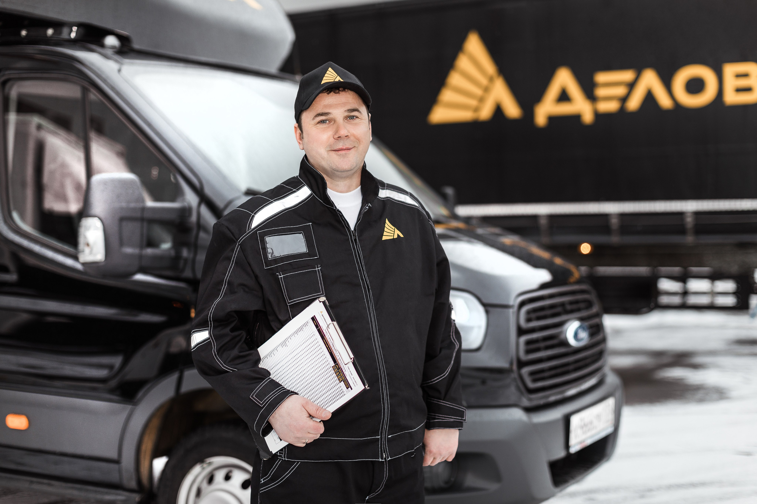 Корпоративный портрет водителя на фоне рабочей машины