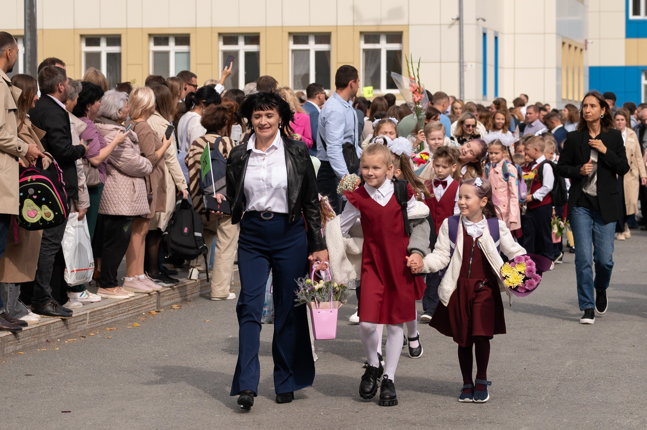 1 сентября 16 гимназия 2 класс (линейка + в классе+ на улице). Фотограф новорожденных, семейный детский в Тюмени Татьяна Морозова