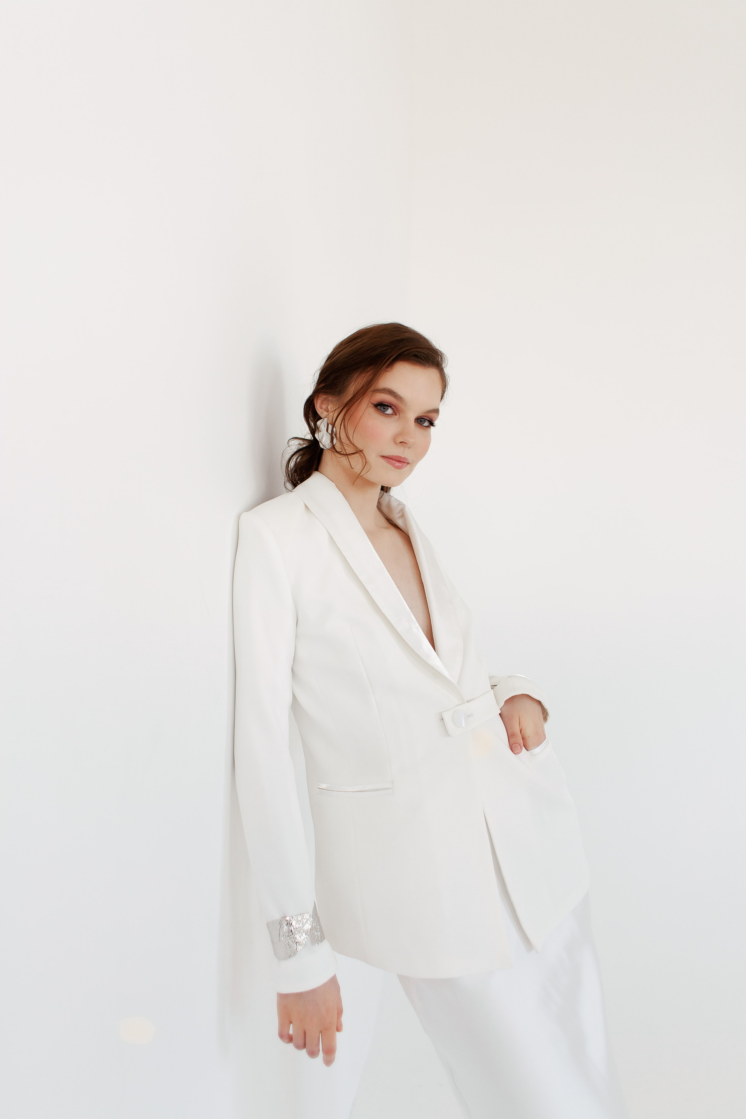 Фотосъёмка свадебных платьев в студии для контента. Портреты студия Москва. Модельные тесты. Lovestory студия в Москве. Женсий фотограф