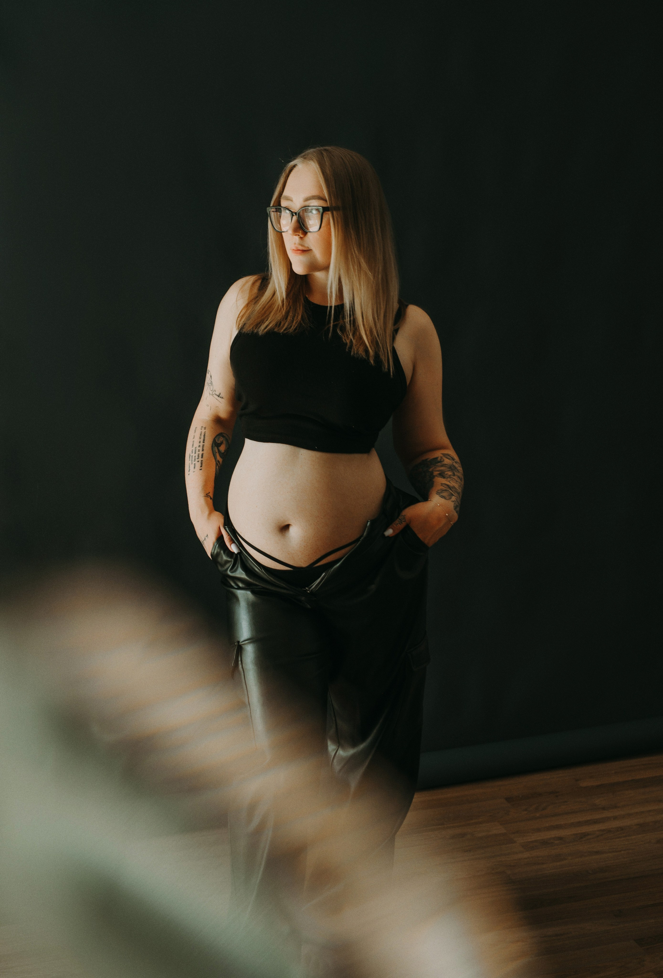 На черном фоне. Семейный и контент фотограф