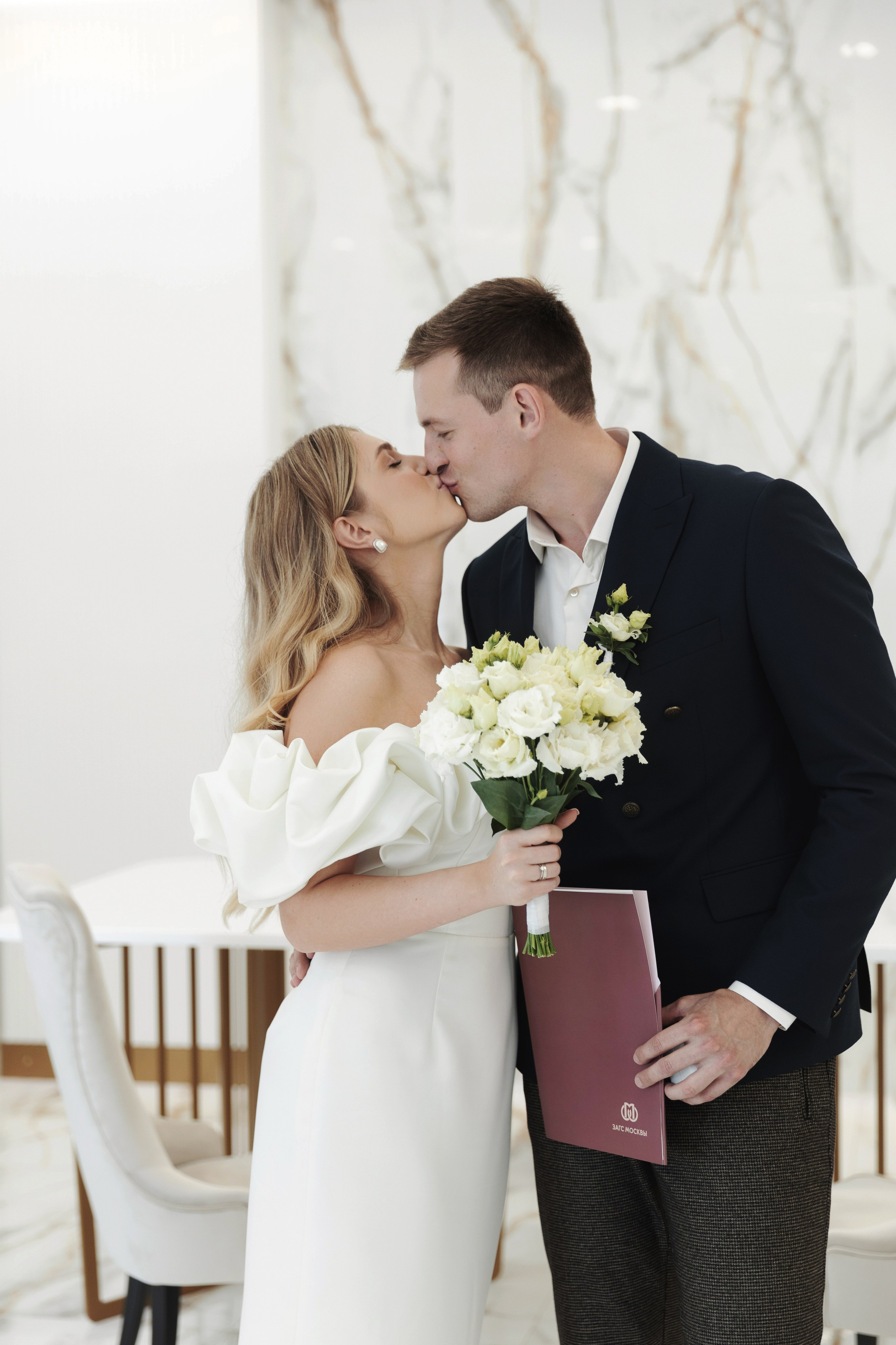 Свадебная фотосессия на Котельнической набережной и в парке Царицыно, Роспись в Шипиловском ЗАГСе. Свадебный фотограф Москва Анастасия Храмова