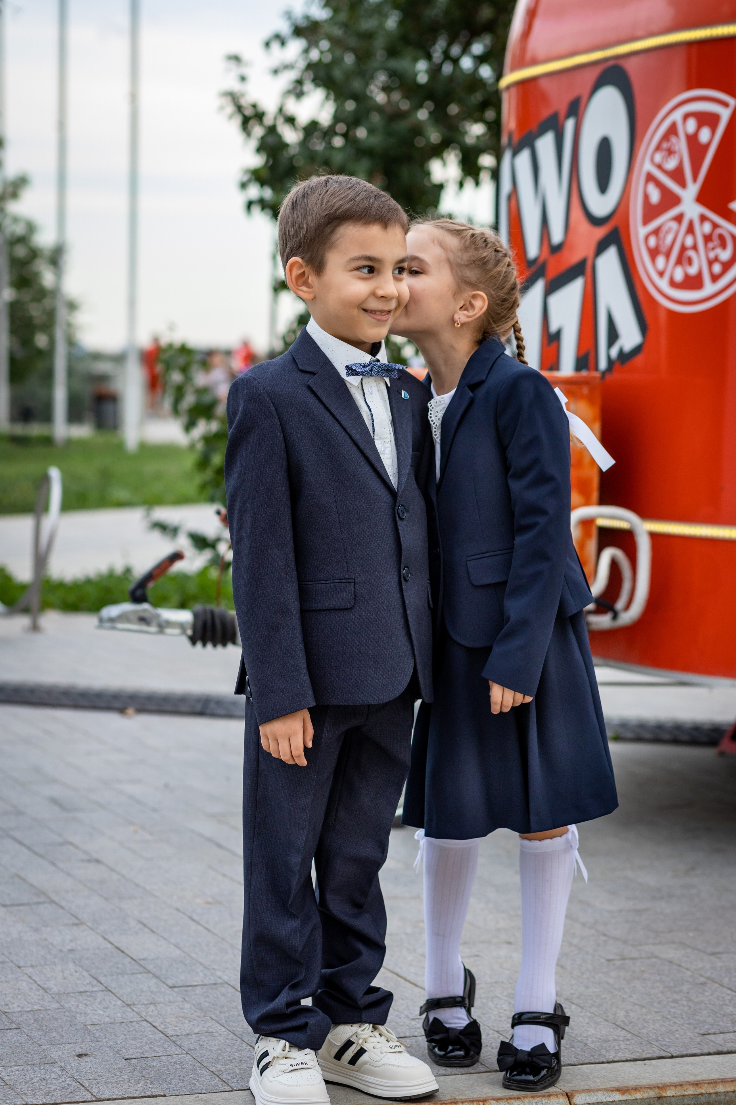 Рома и Белла идут в школу. Фотограф в Оренбурге. Профессиональный фотограф