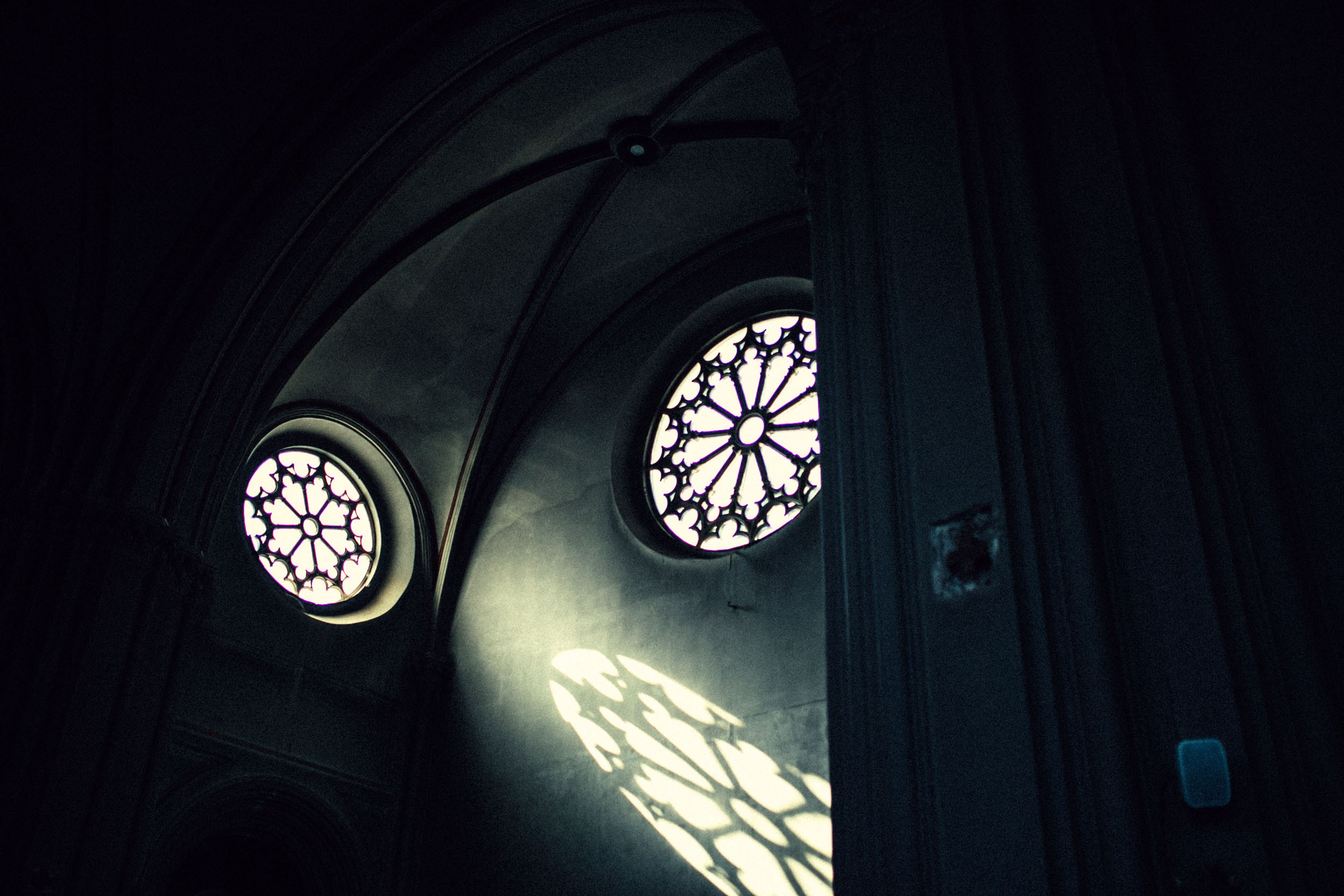 Круглые арочные окна в протестантской церкви