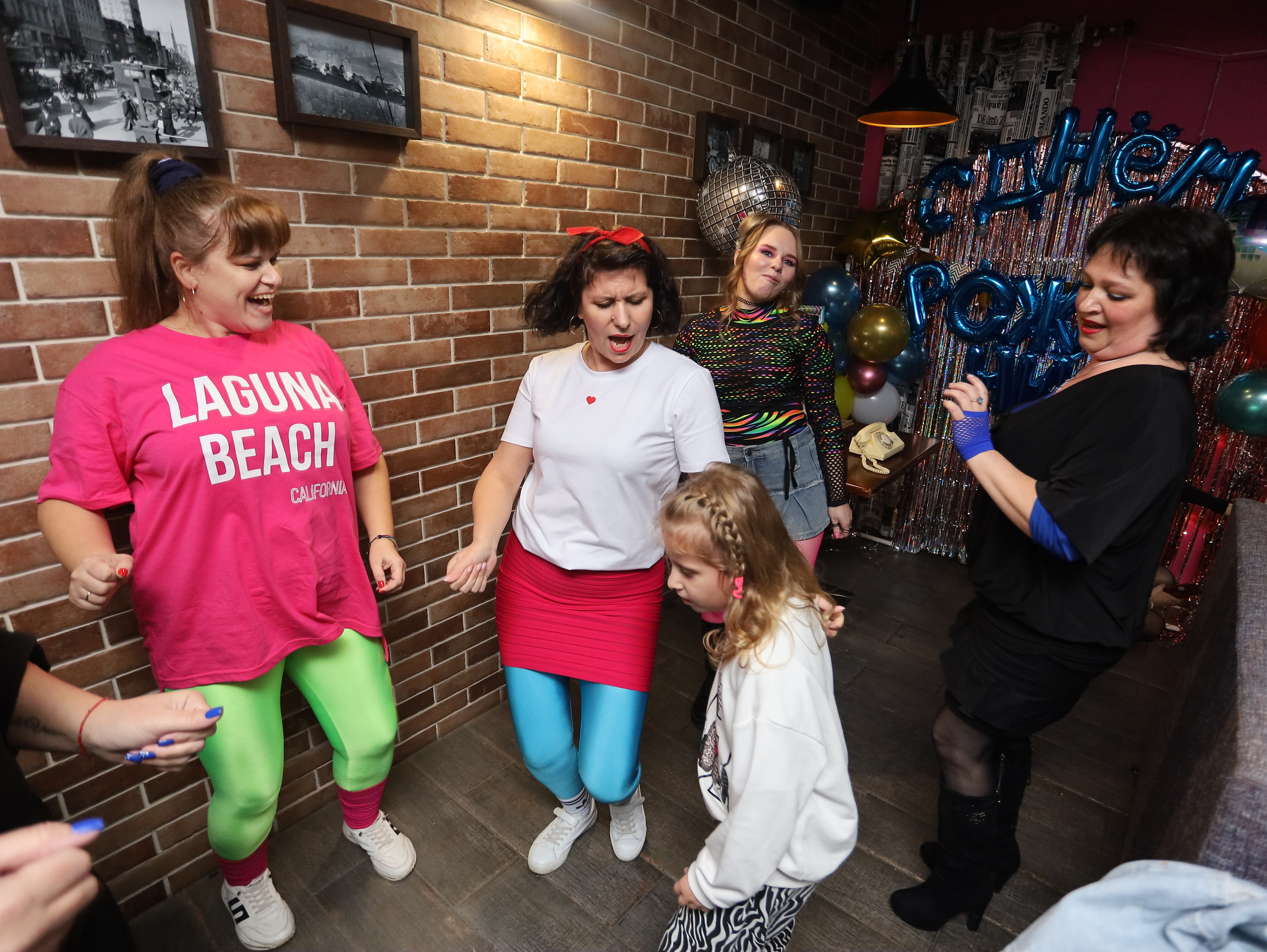 Дискотека в стиле 90-х. Репортажный фотограф Анапа