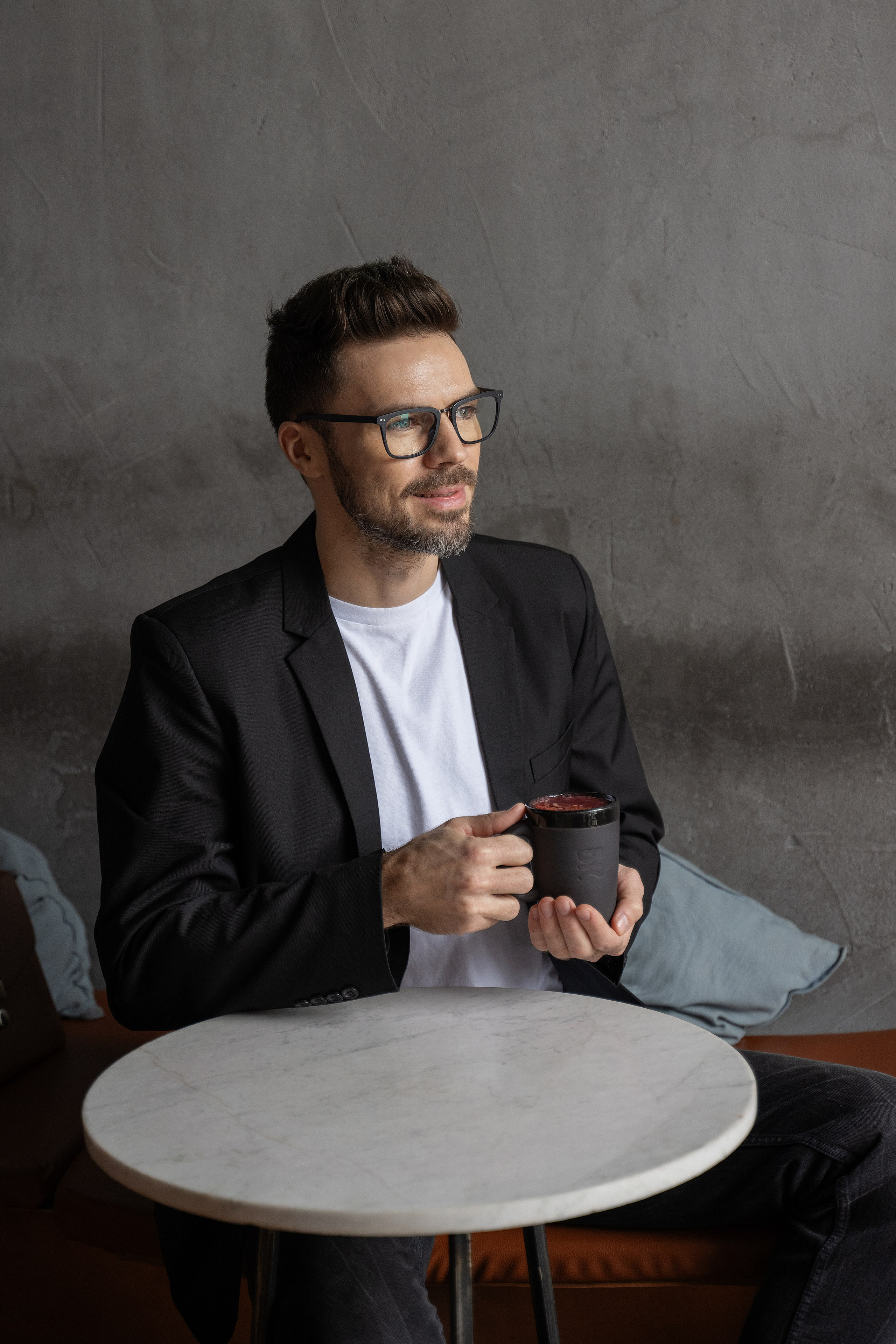 Красавчик в кафе. Главная