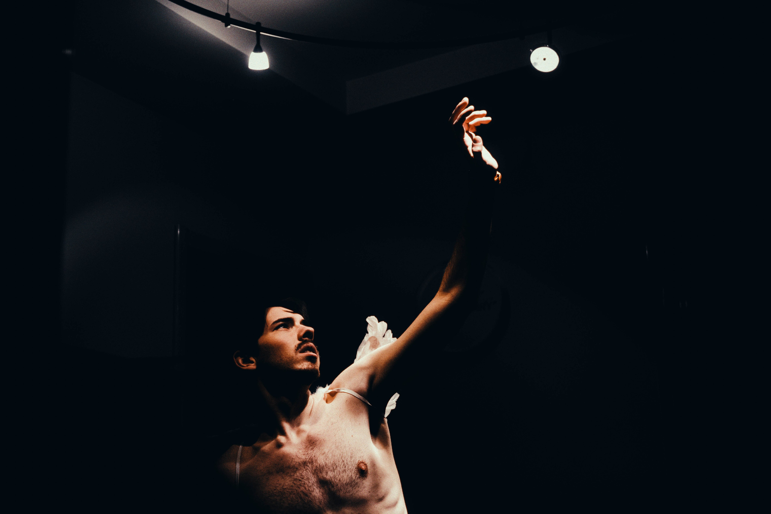 Портрет купидона на темном фоне. Портретный и репортажный фотограф в Санкт-Петербурге Смоляков Максим