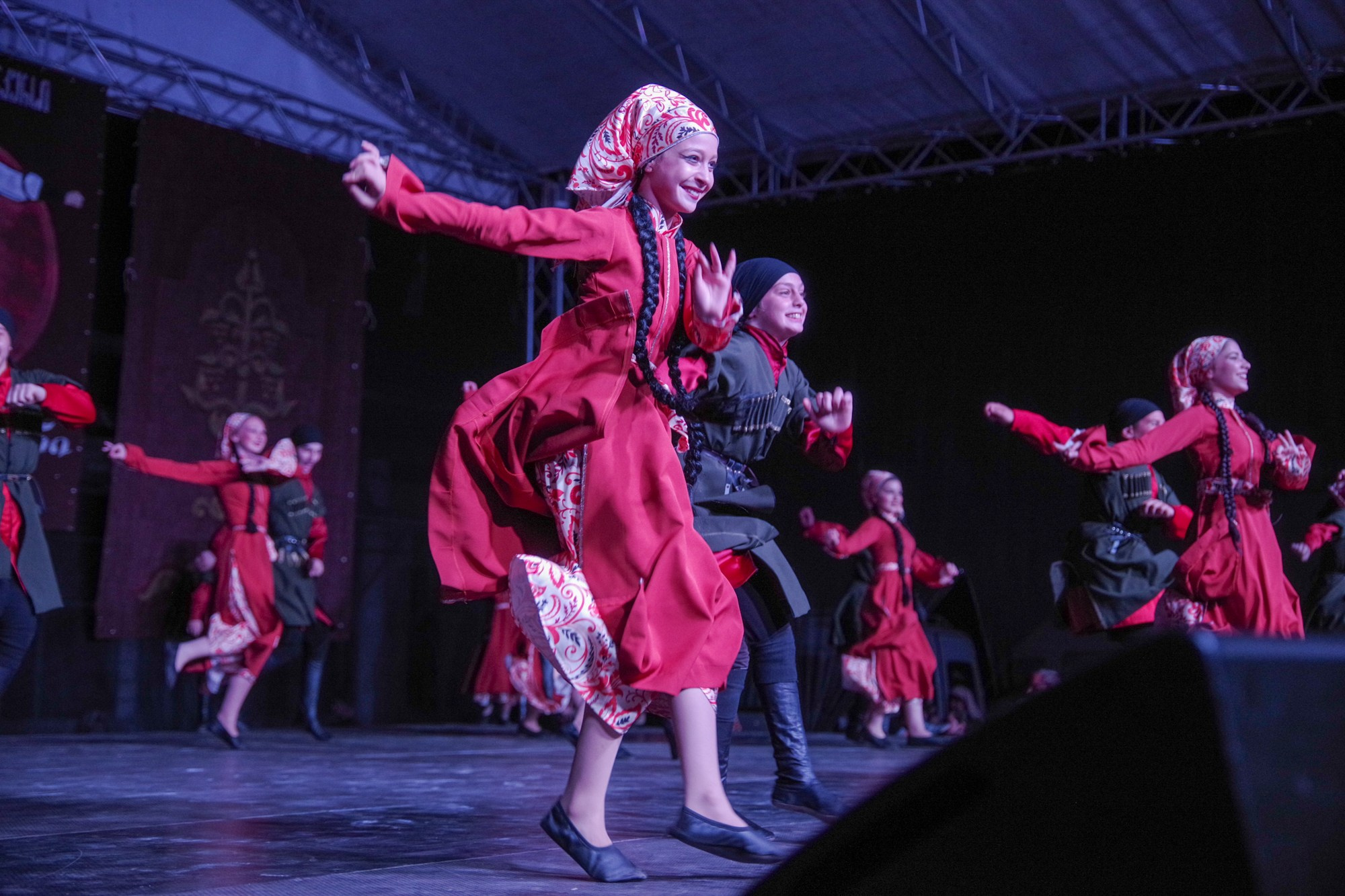 Грузинский танец. Портретный фотограф Денис Милютин