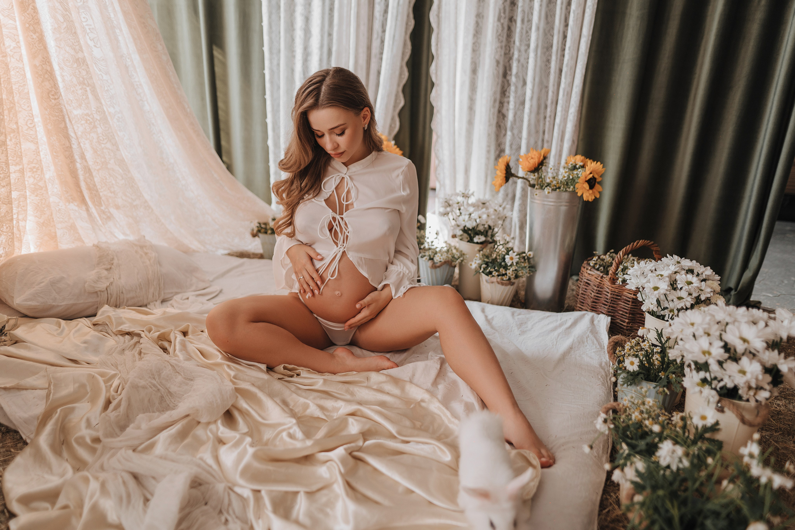Беременная фотосессия с кроликом и цветами