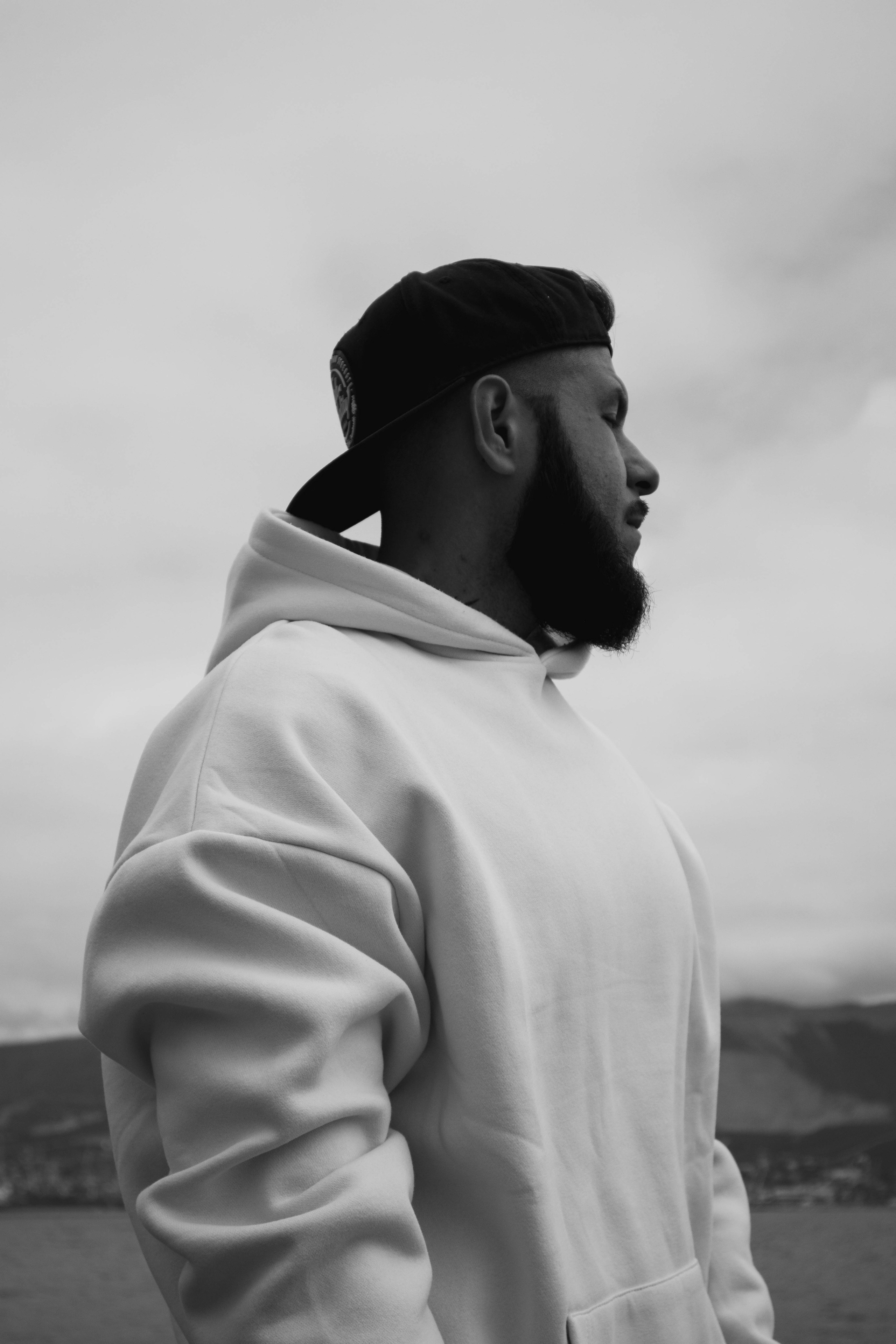 О. Уличный фотограф Города N