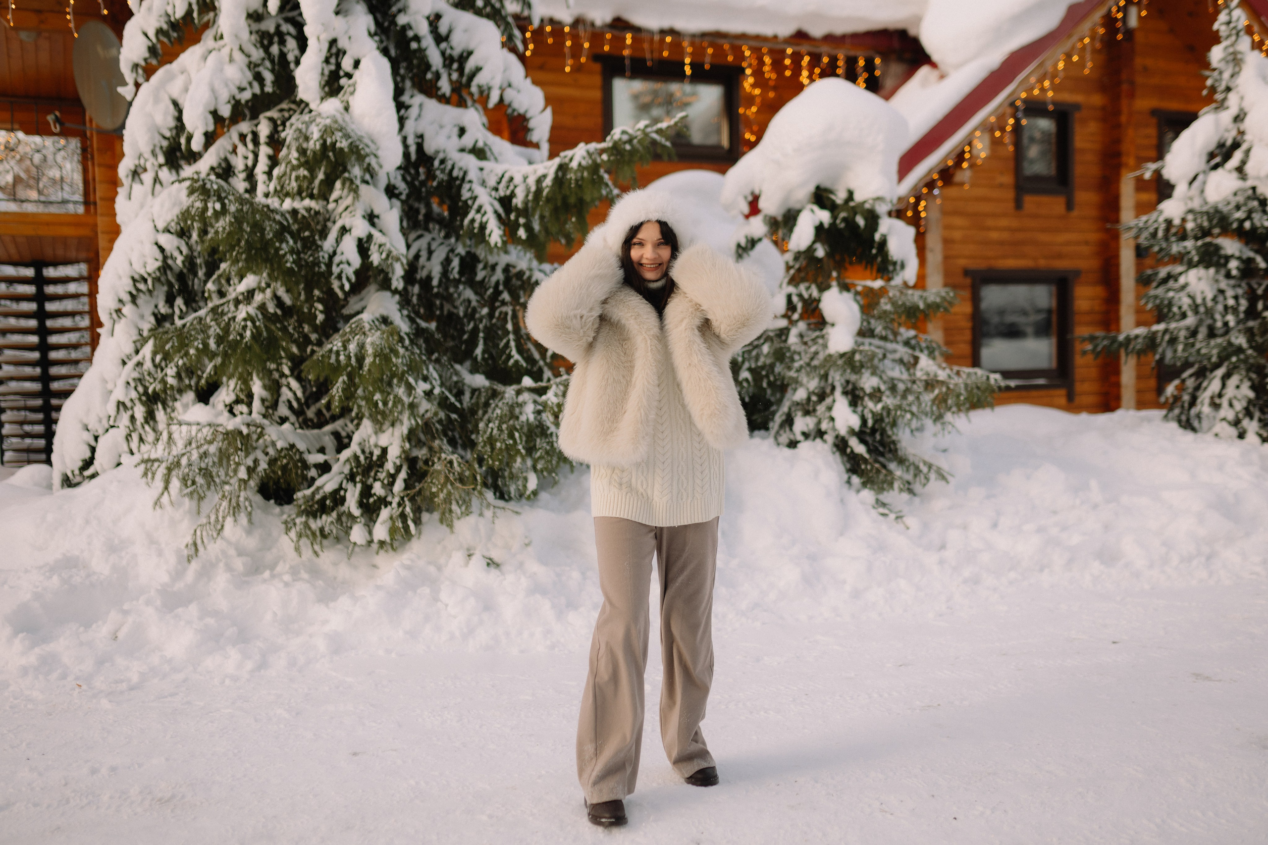 Домики в классическом северорусском стиле на территории турбазы Мурманска