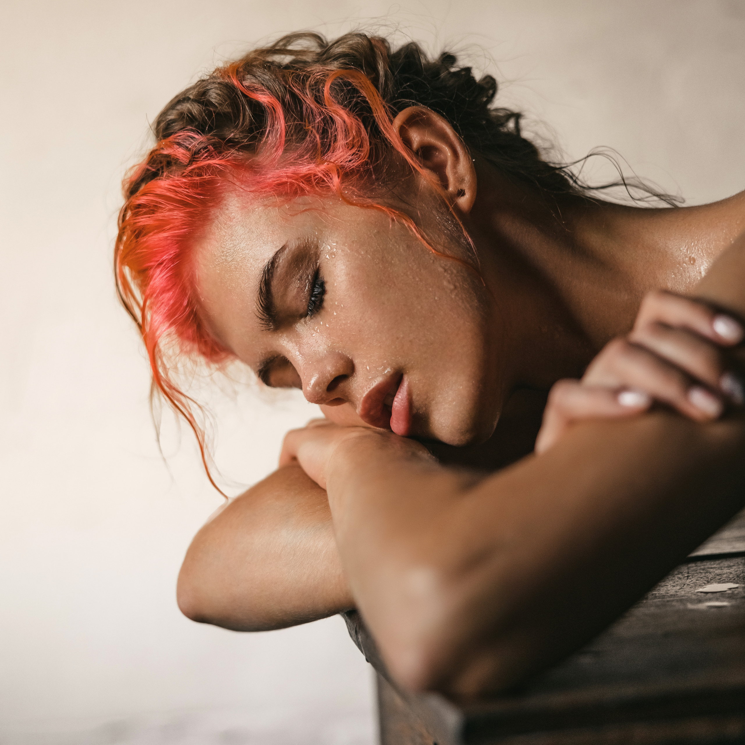 Фотосессия в студии с яркой Дашей. Женский и контент фотограф в Москве. Алла Поломарь