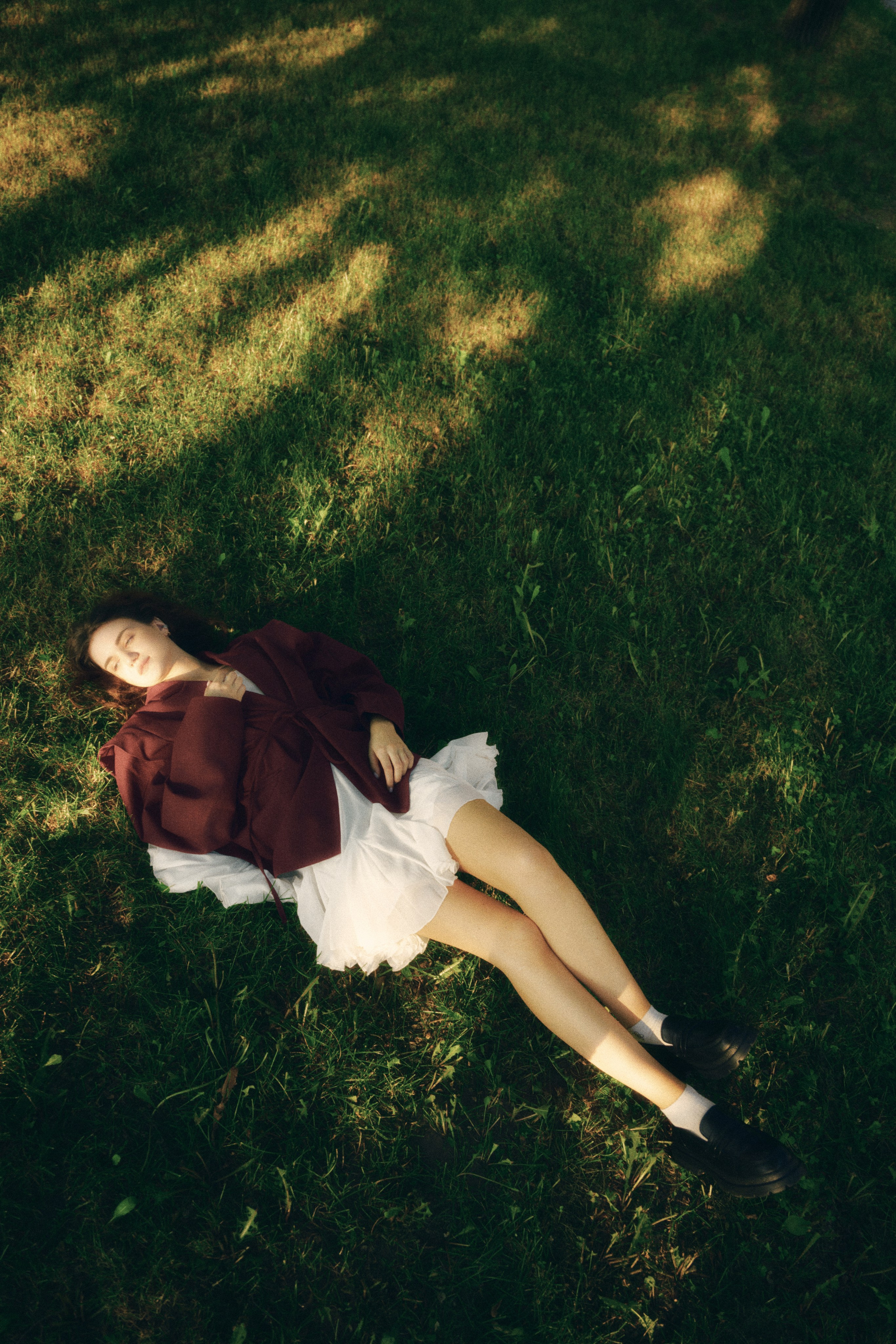 портрет девушки лежащей на траве в парке