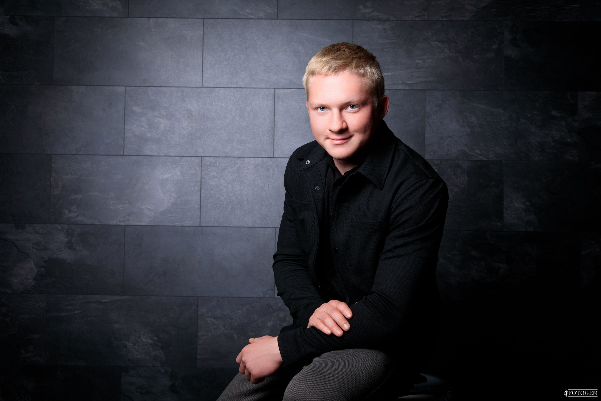 Профессиональная мужская фотосессия в Fotogen: Ваша история в кадре. Интерьерная фотостудия FOTOGEN г. Краснодар