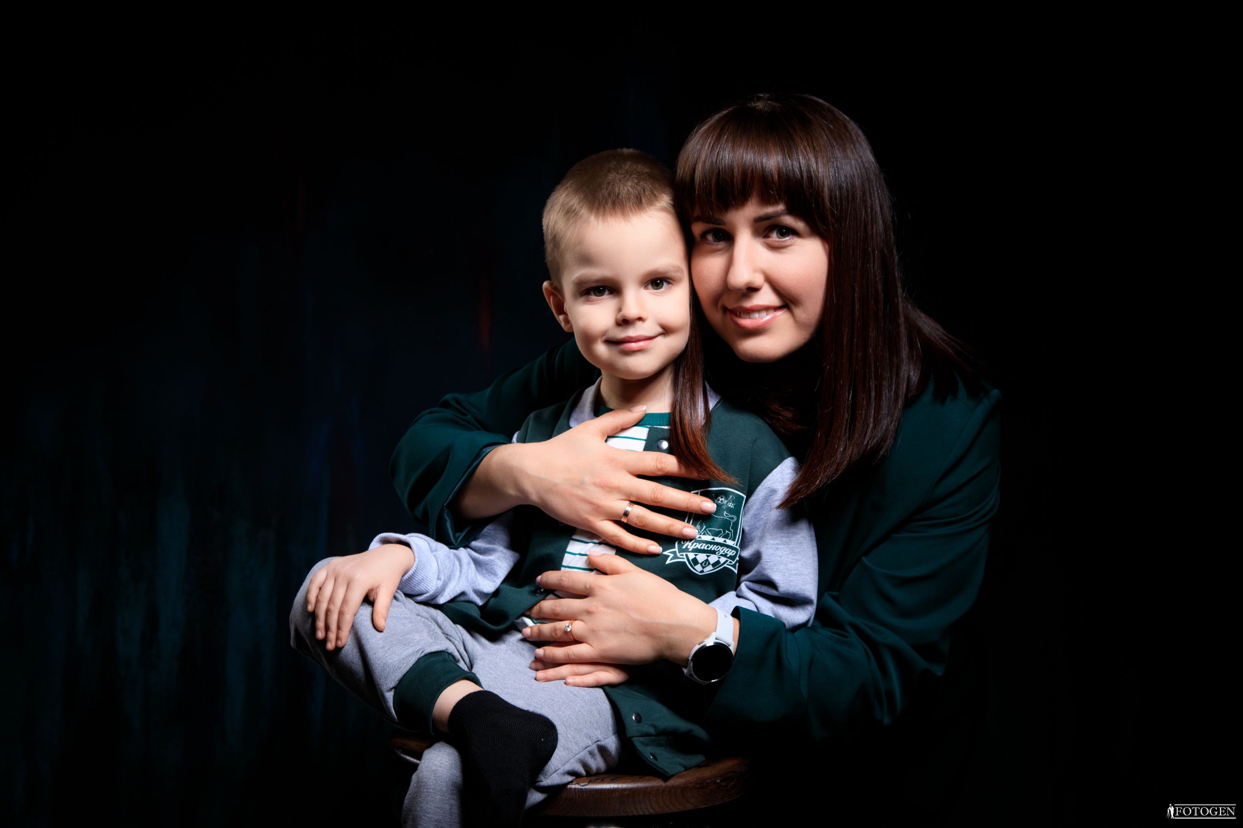 Семейная фотосессия: мама с детьми | Портфолио Fotogen. Интерьерная фотостудия FOTOGEN г. Краснодар