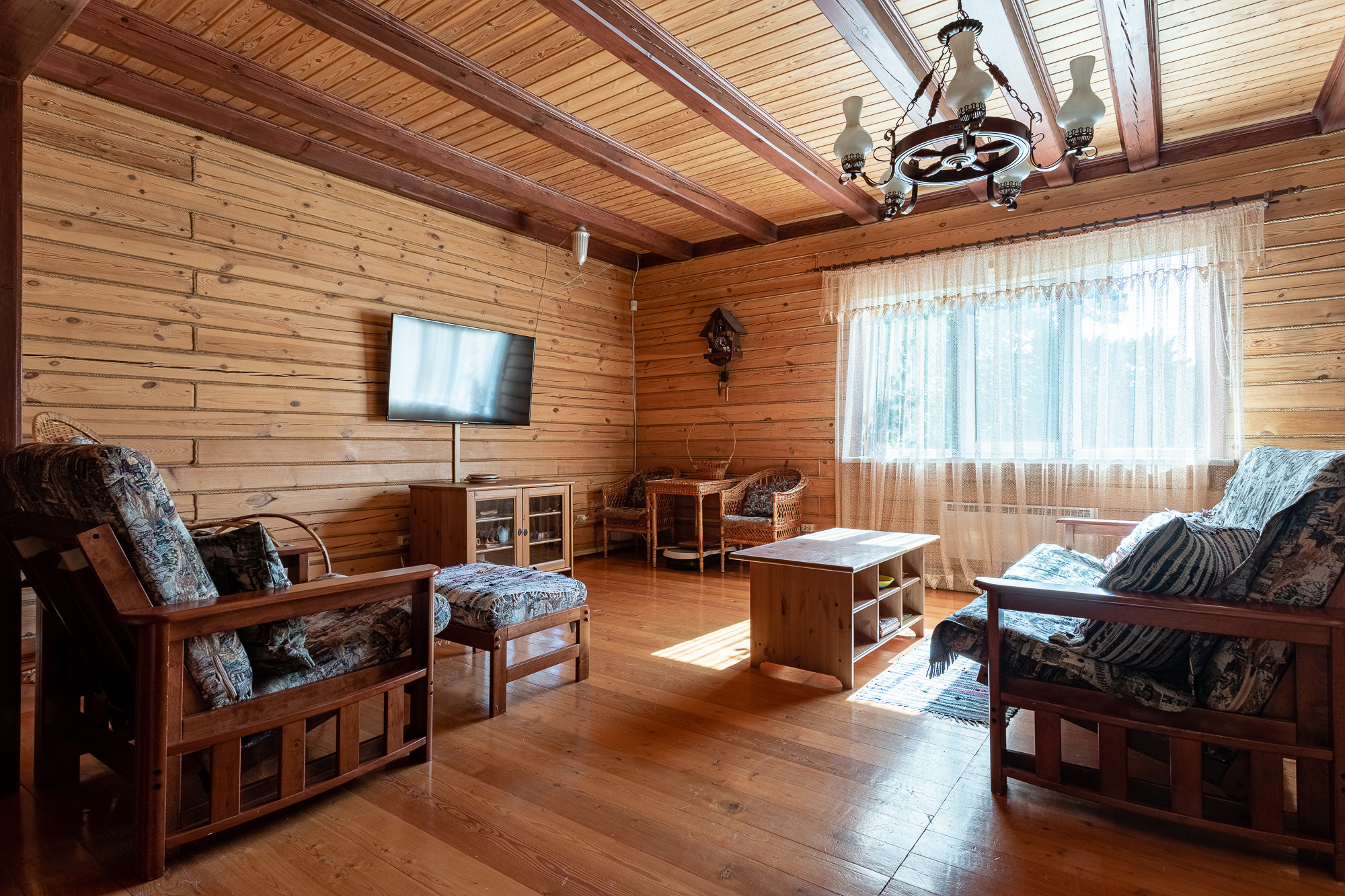 Этот дом находится на продаже. По запросу я могу предоставить Вам контакты для связи.