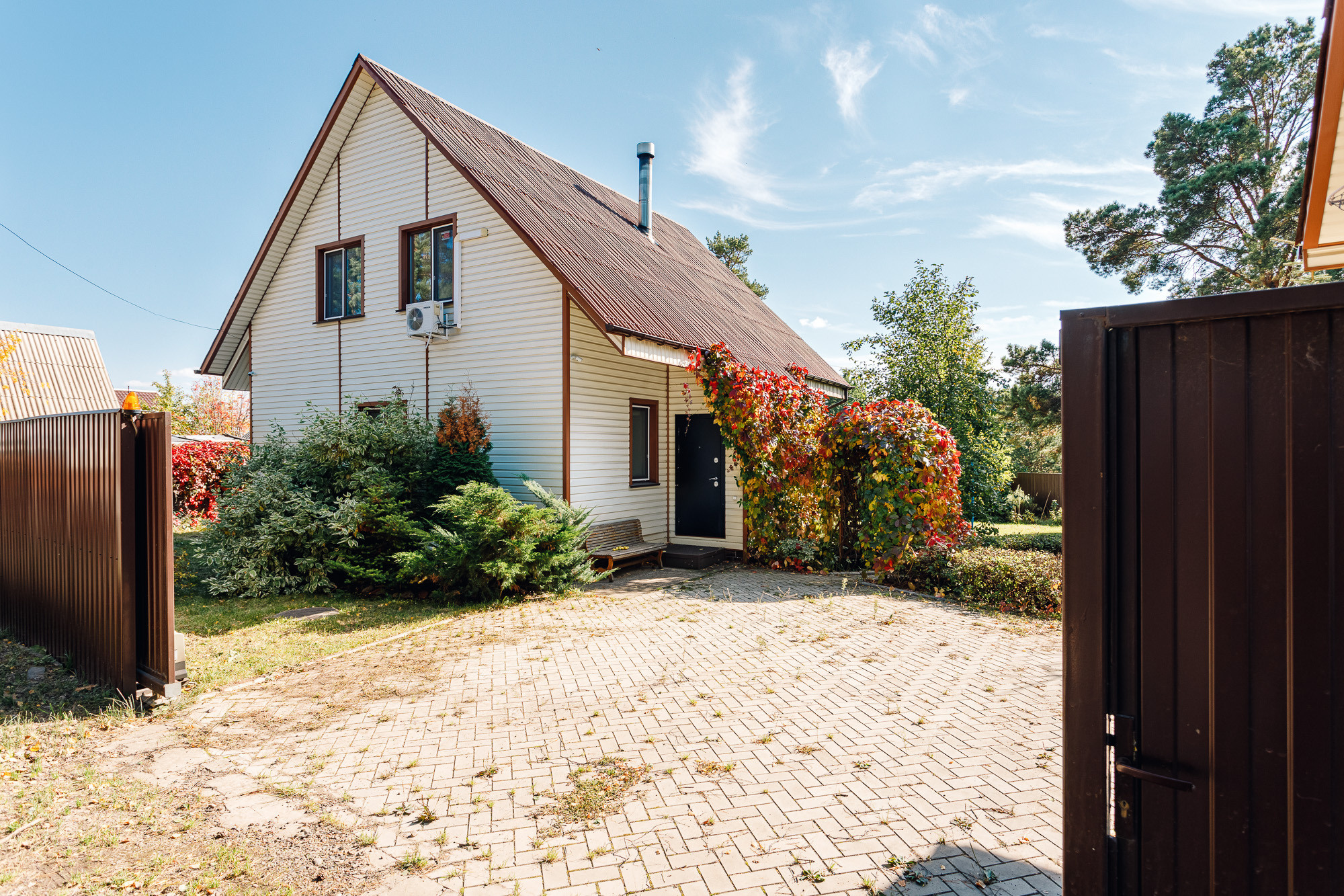 Этот дом находится на продаже. По запросу я могу предоставить Вам контакты для связи.