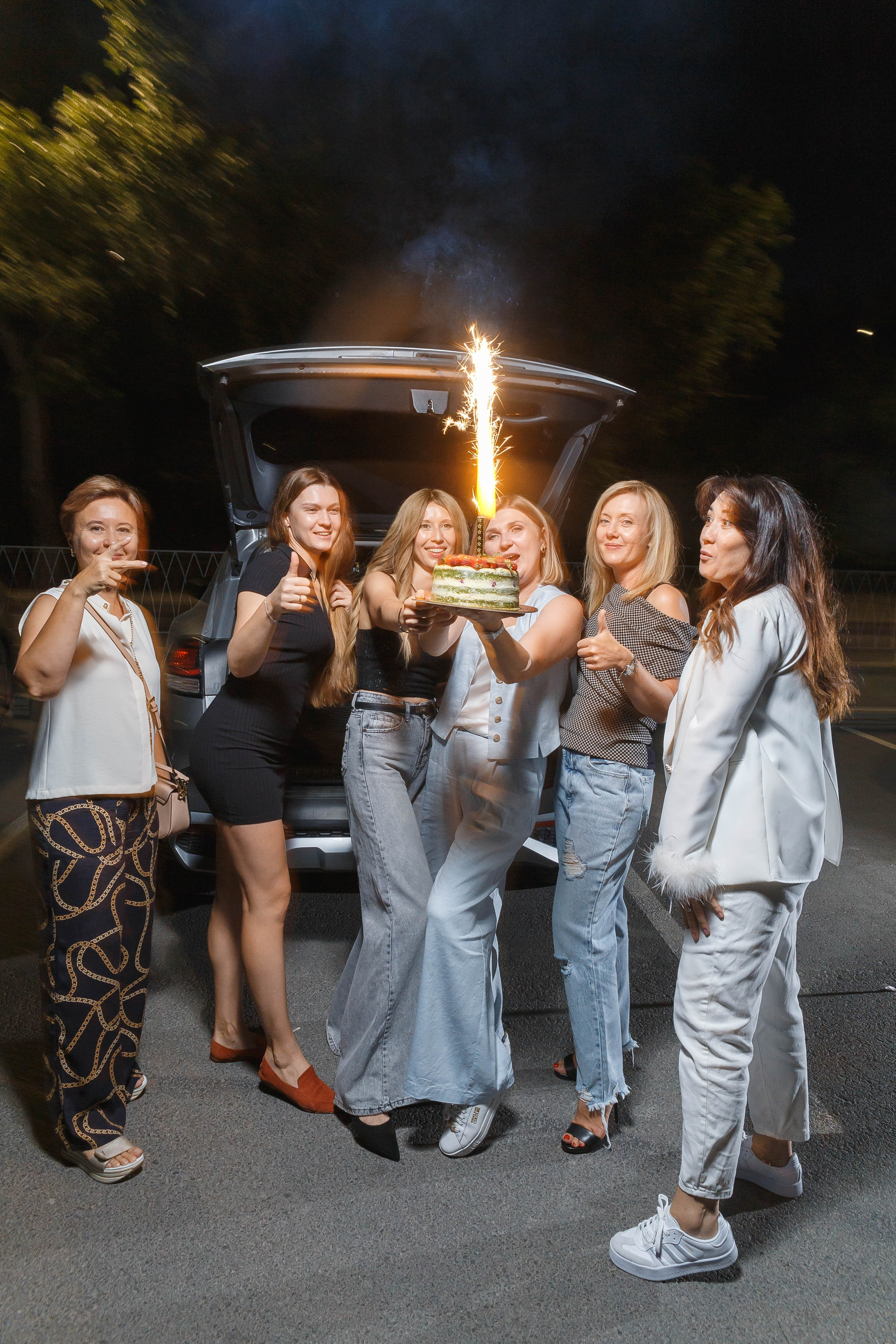 День рождения Оксаны: подруги, набережная, торт, шампанское. Событийный фотограф Максим Бескоровайновнов