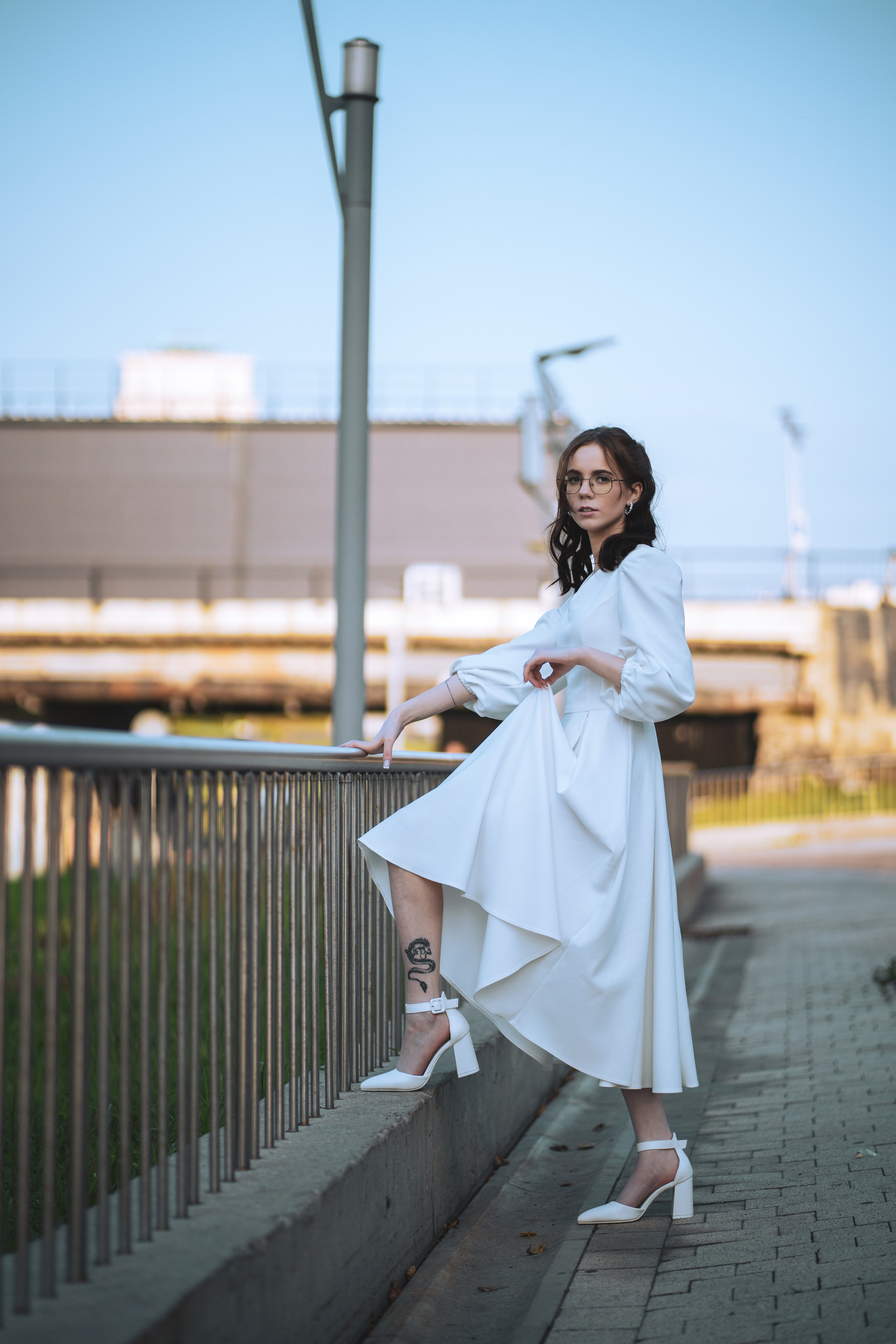 Невеста стоит на мосту 