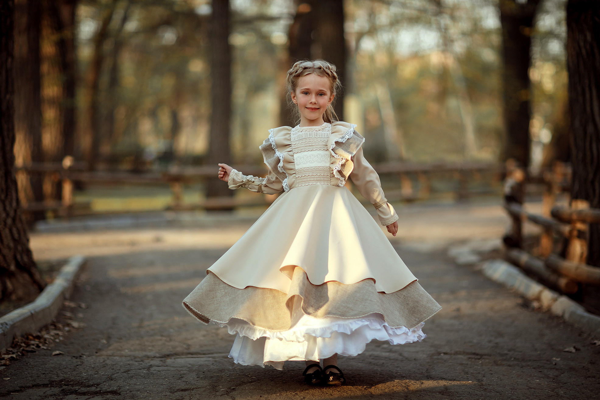 детский ретро портрет девочки в старинном платье в парке