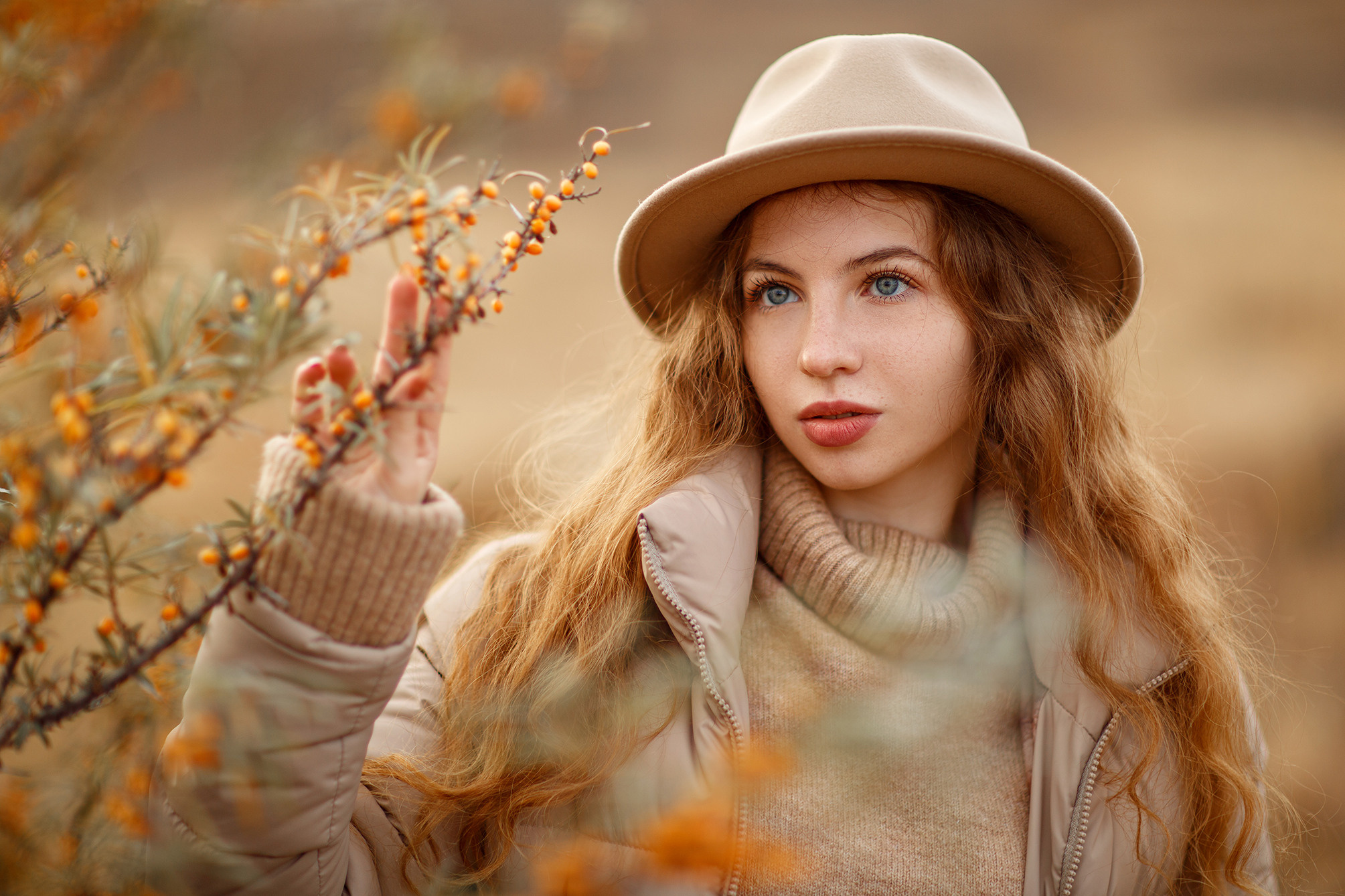 фотосессия рыжей девушки в шляпе 