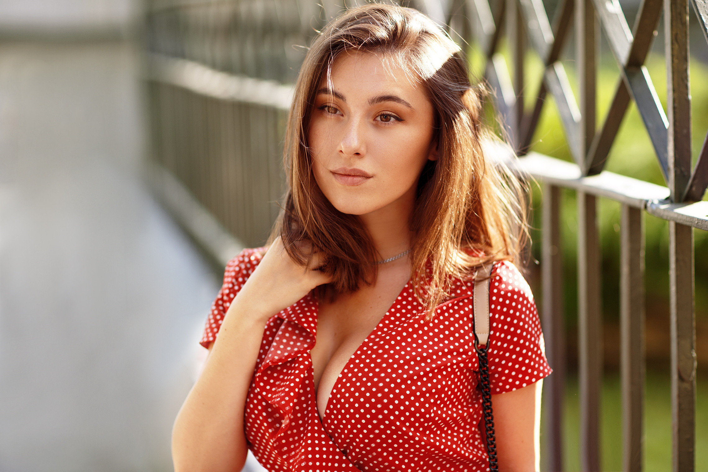 Фотосессия девушки в красном платье на улице в солнечный день