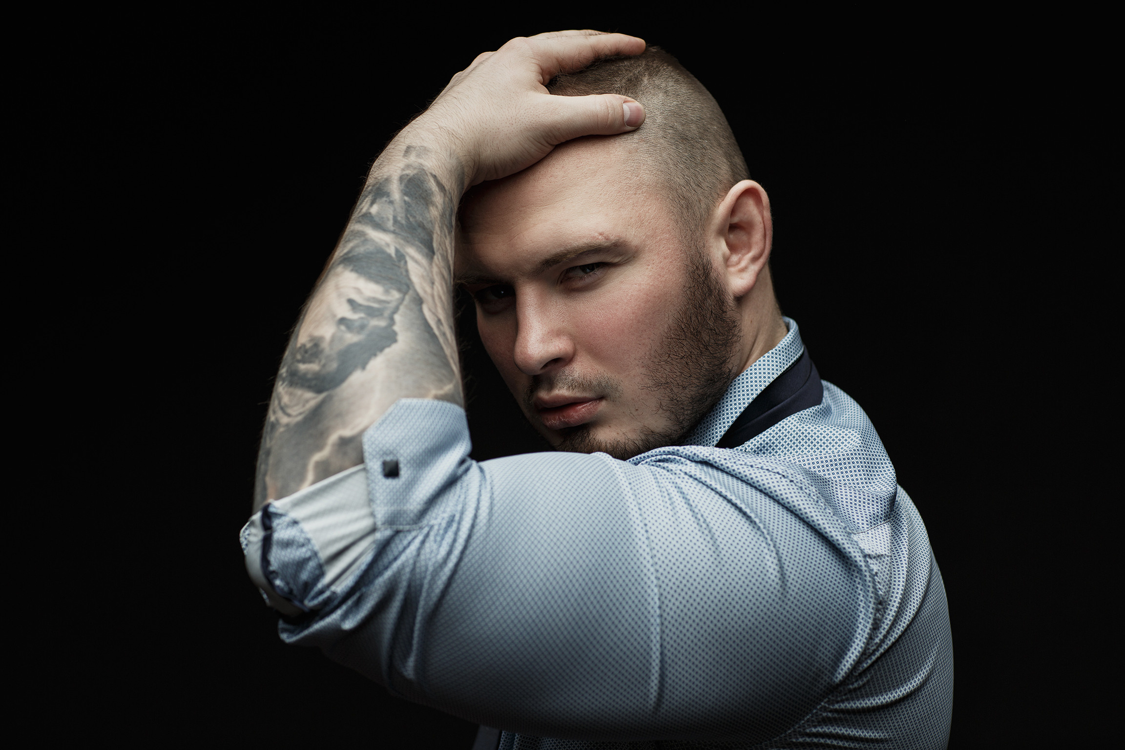 мужской портрет в студии на черном фоне