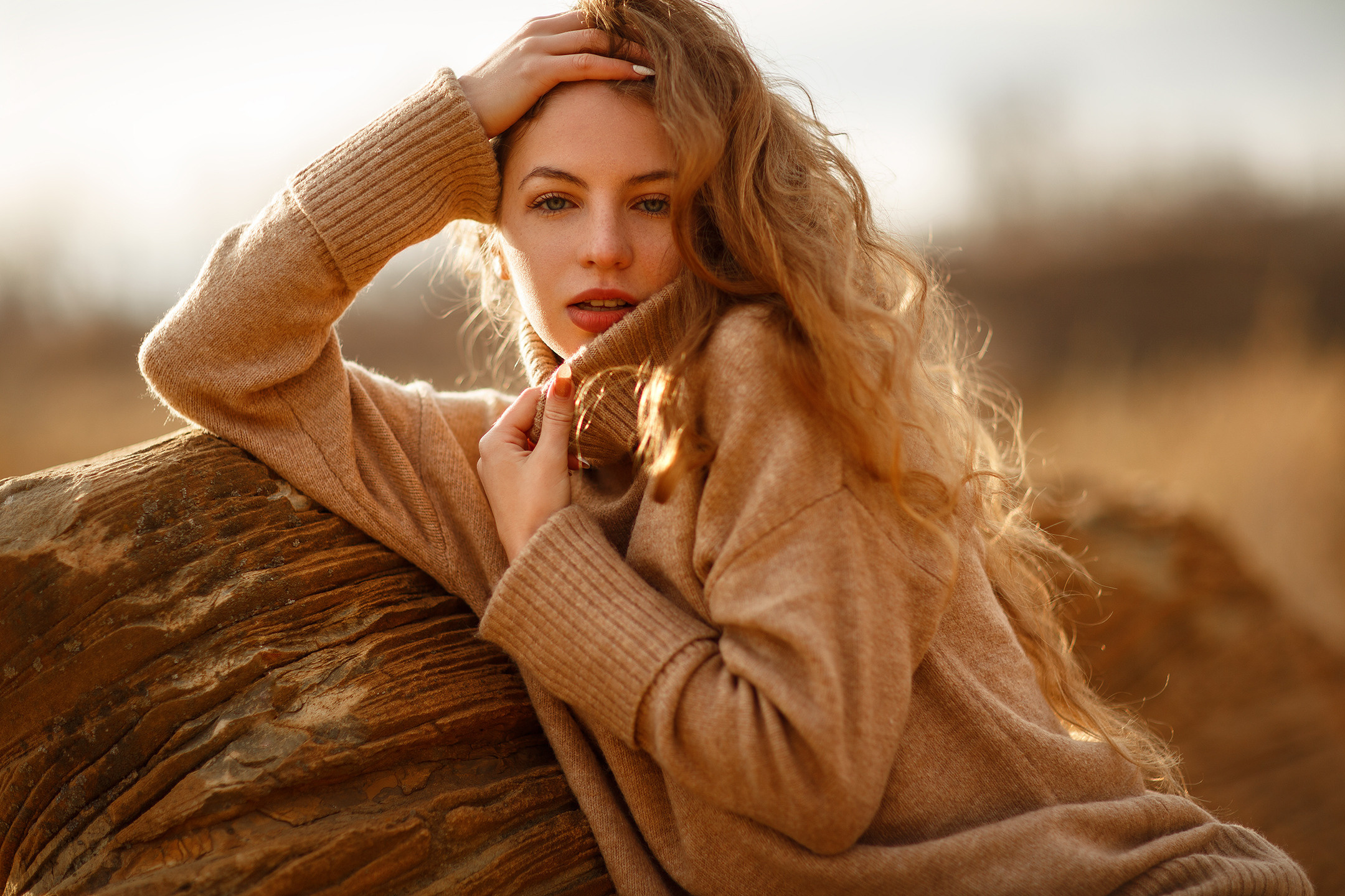 портрет девушки с рыжими волосами на природе в солнечную погоду